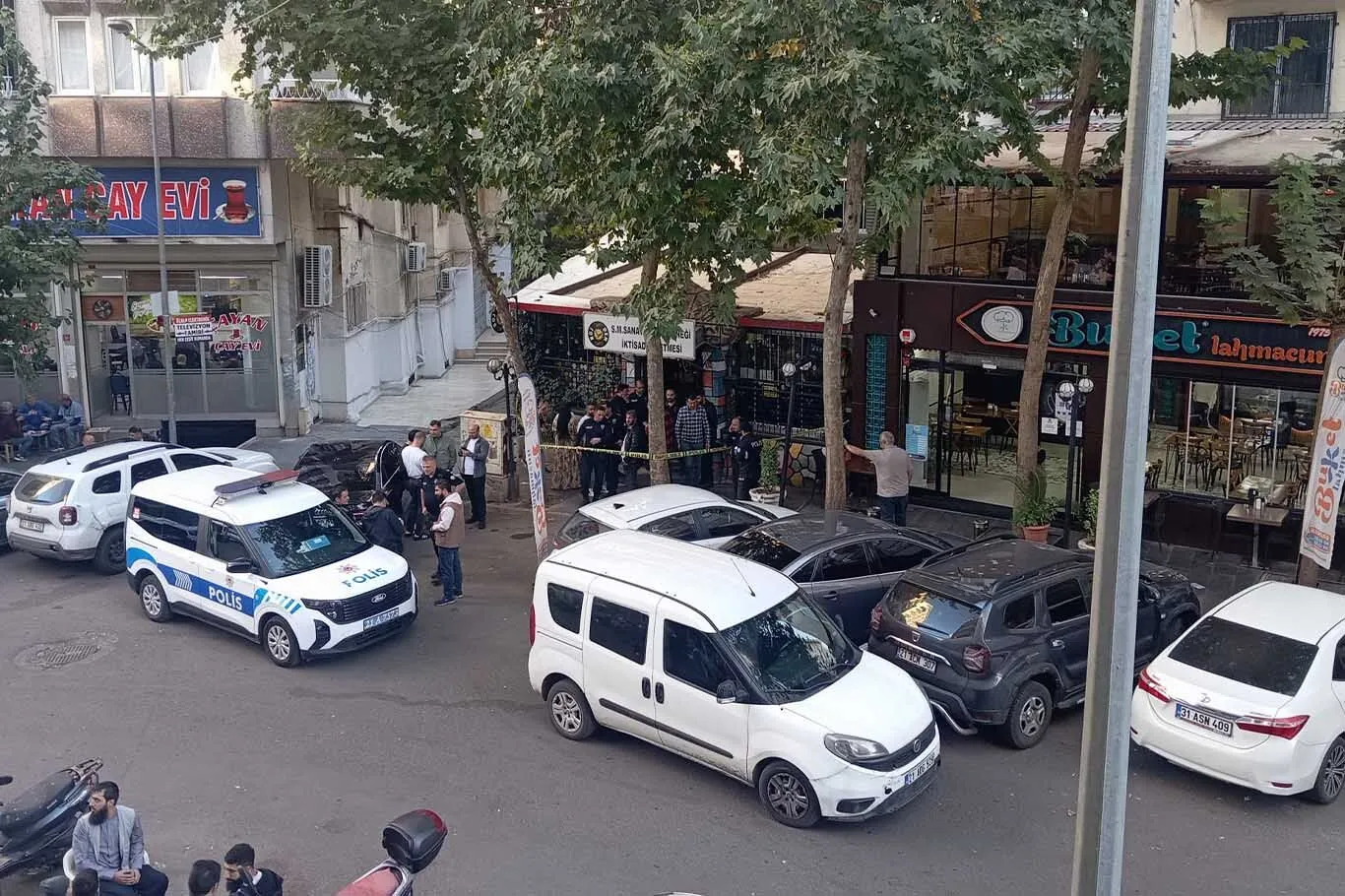 Diyarbakirda Dernege Silahli Saldiri 1