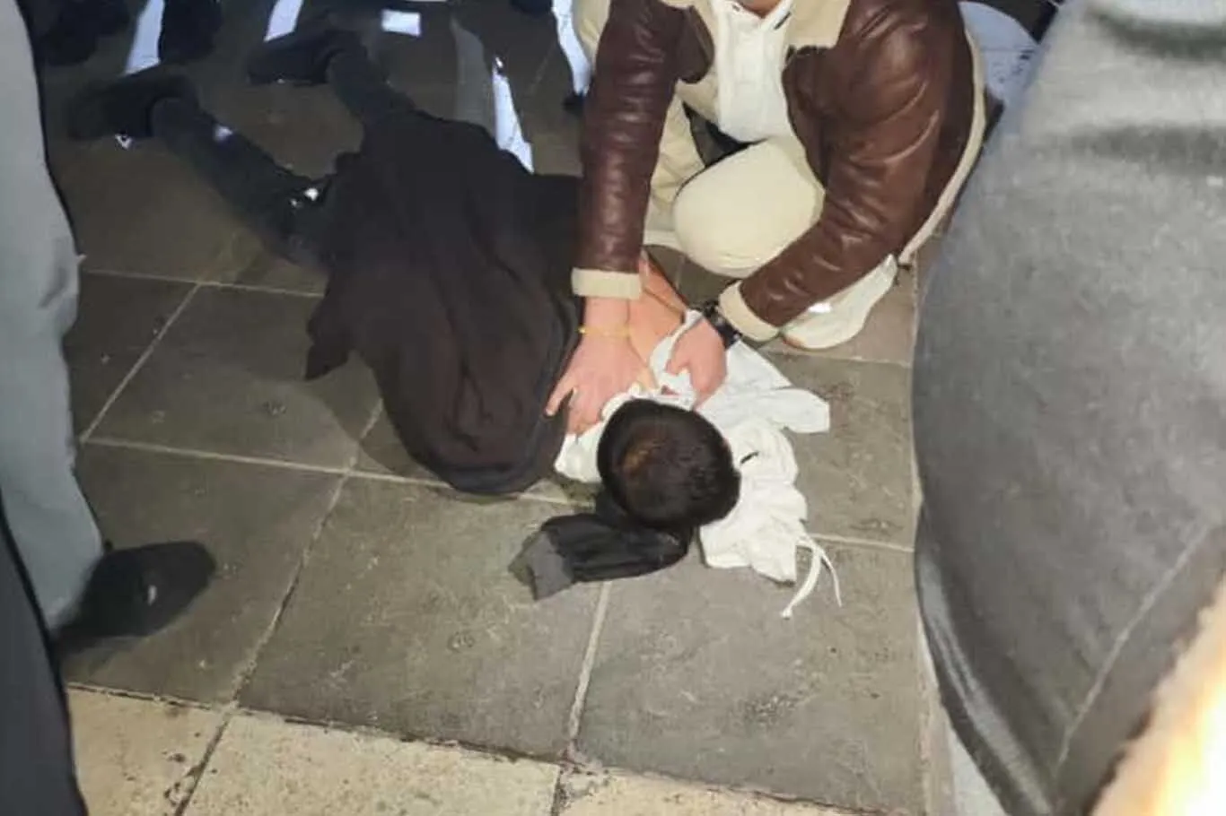 Sinir Krizi Geciren Sahis Cevredekilere Saldirdi 1 Yarali 1