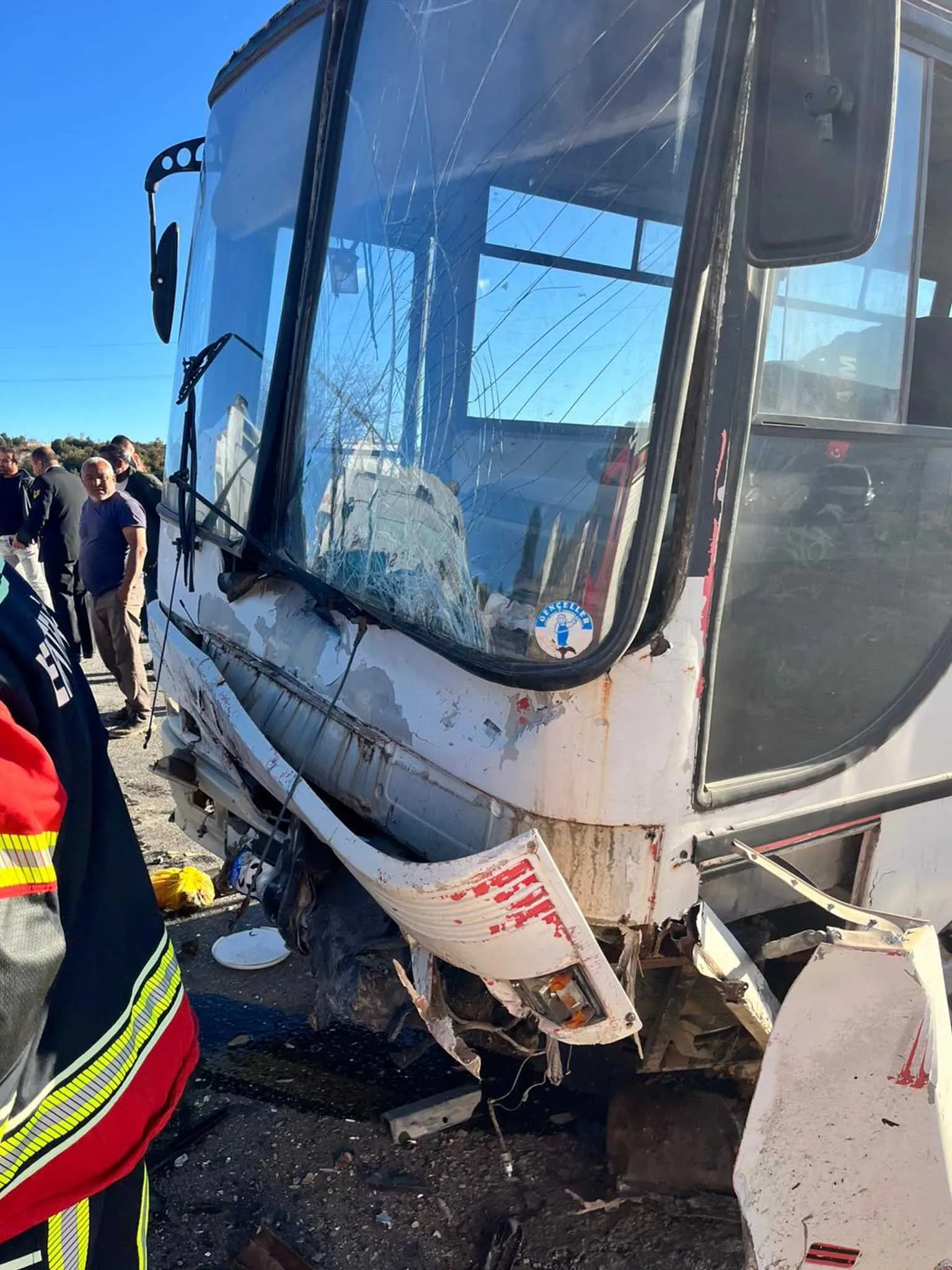 Tarim Iscilerini Tasiyan Midibus Ile Otomobil Carpisti 3 Olu 12 Yarali 2