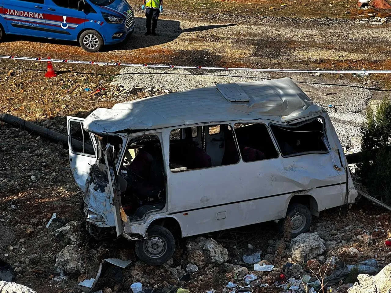 Tarim Iscilerini Tasiyan Minibus Sarampole Yuvarlandi 5 Olu 14 Yarali 4