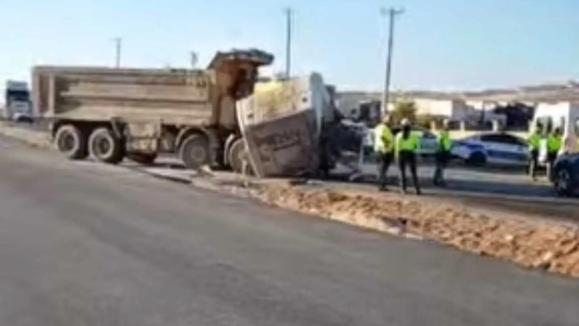 Tir Ile Kafa Kafaya Carpisan Kamyonun Surucusu Oldu Kaza Kamerada 3