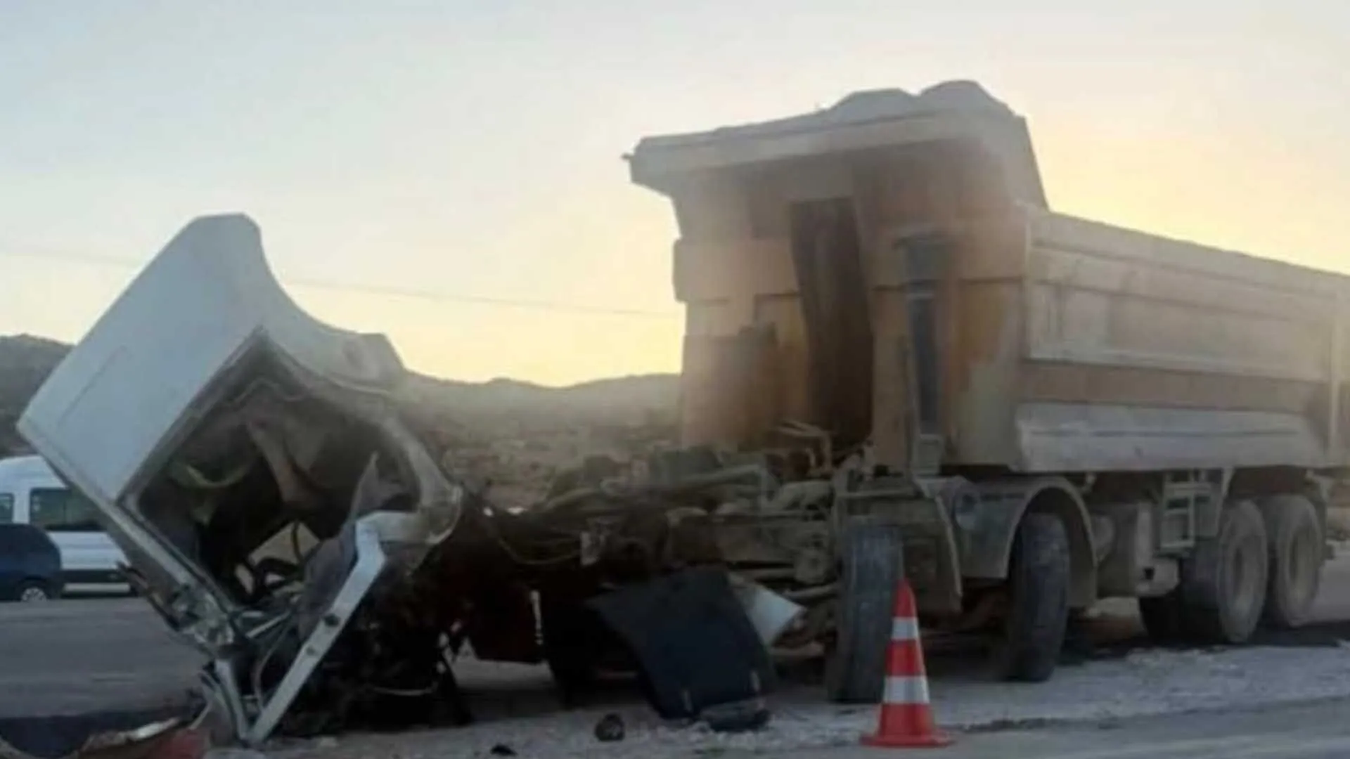 Tir Ile Kafa Kafaya Carpisan Kamyonun Surucusu Oldu Kaza Kamerada 4