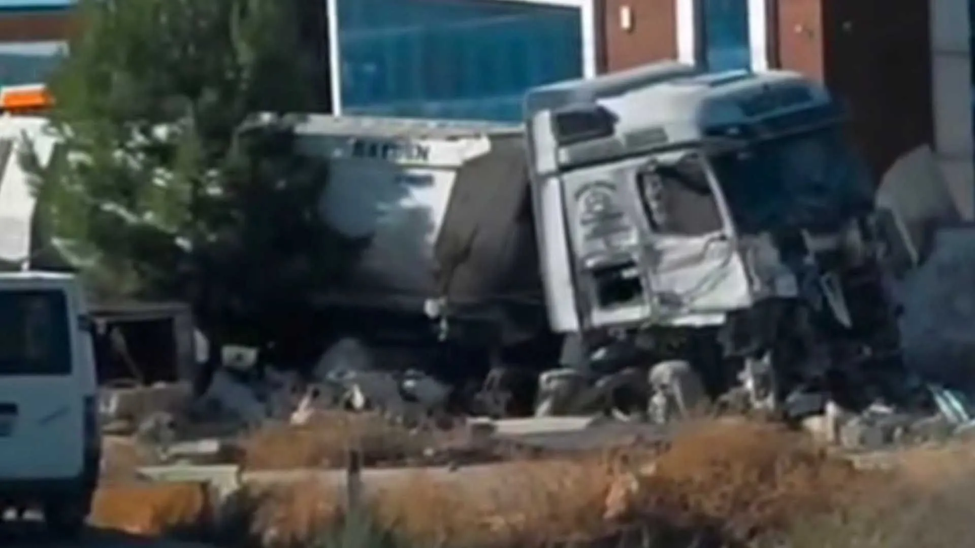 Tir Ile Kafa Kafaya Carpisan Kamyonun Surucusu Oldu Kaza Kamerada 5