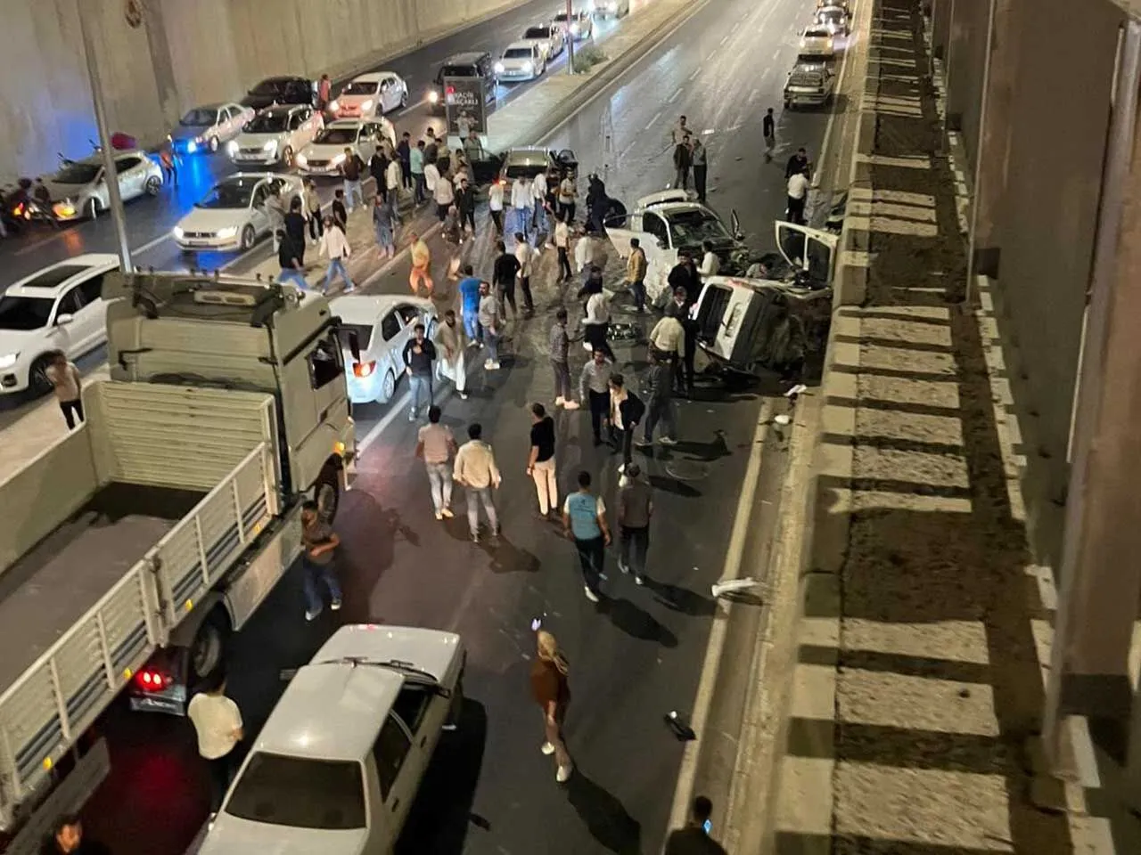 Trafikte Yarisip Zincirleme Kazaya Neden Olan Otomobiller Kamerada 1 Olu 4 Yarali 1