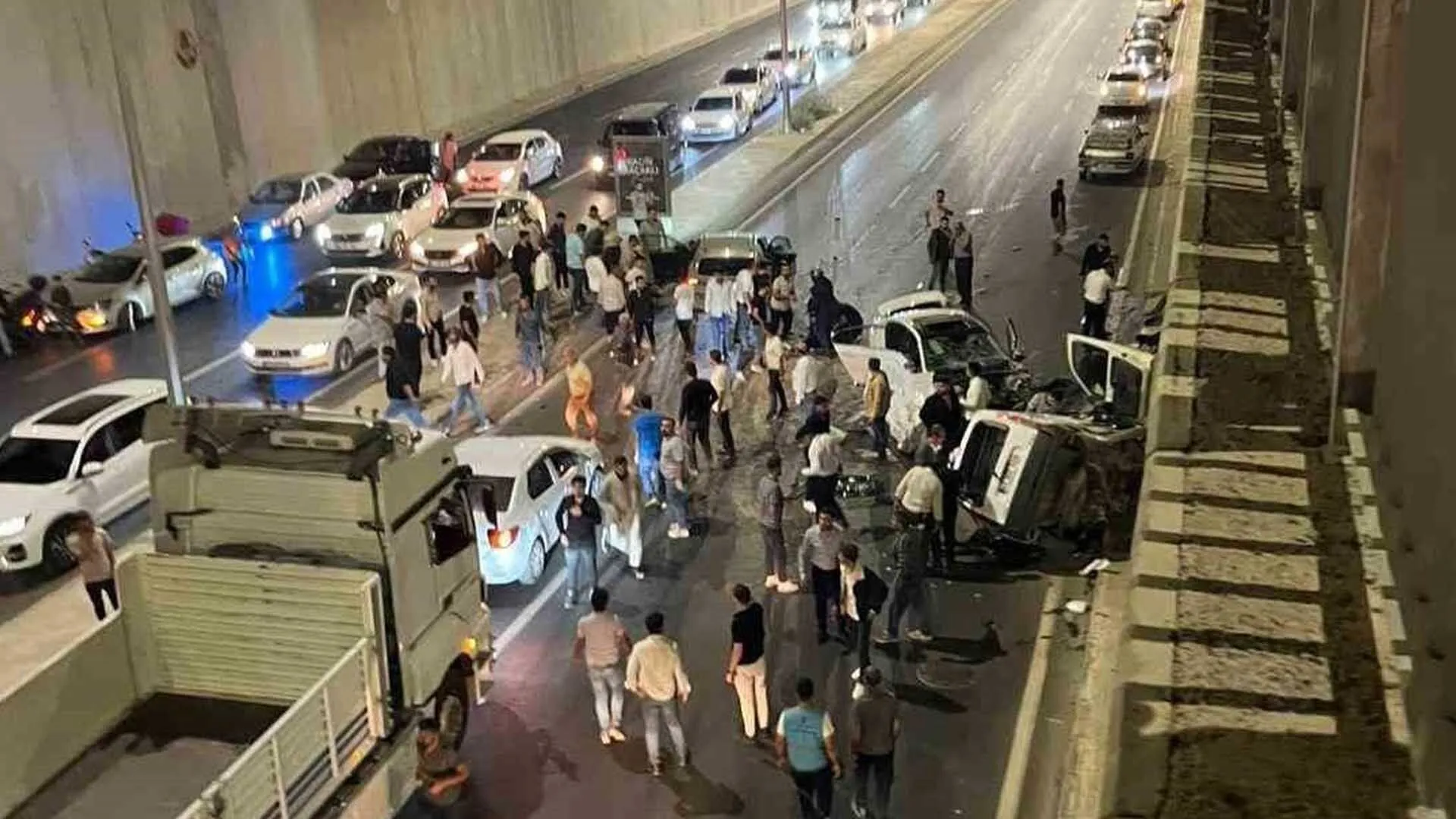 Trafikte Yarisip Zincirleme Kazaya Neden Olan Otomobiller Kamerada 1 Olu 4 Yarali 3