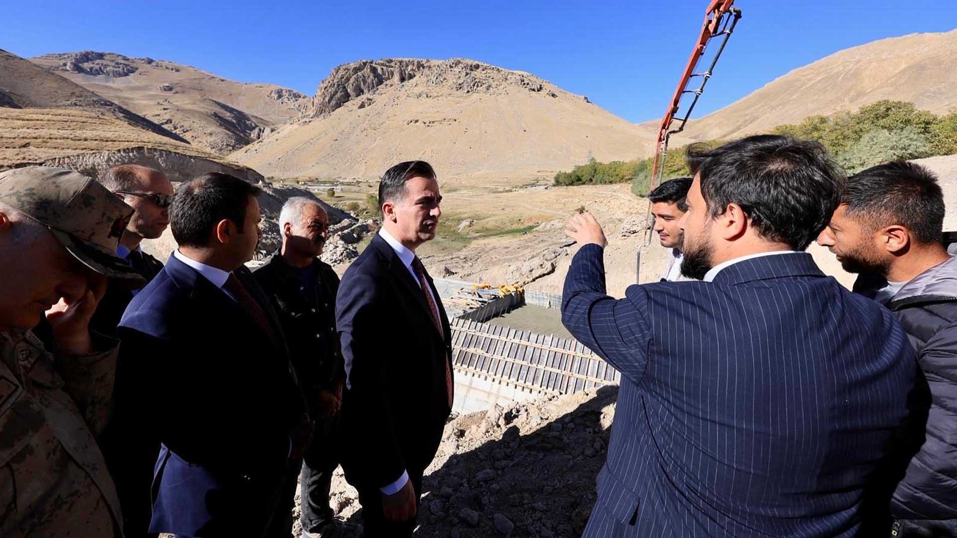 Vali Karakaya, Adilcevaz Hi̇s Göletinde Incelemelerde Bulundu 3