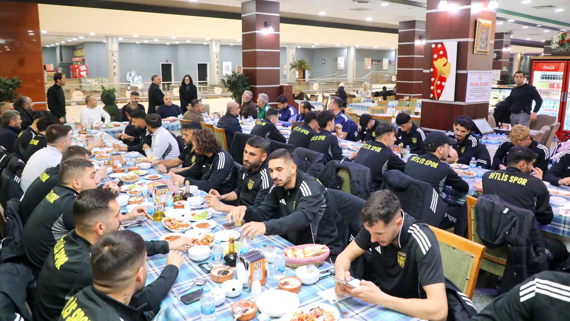 Başkan Tanğlay, Bitlis Spor Ile Yemekte Bir Araya Geldi 1