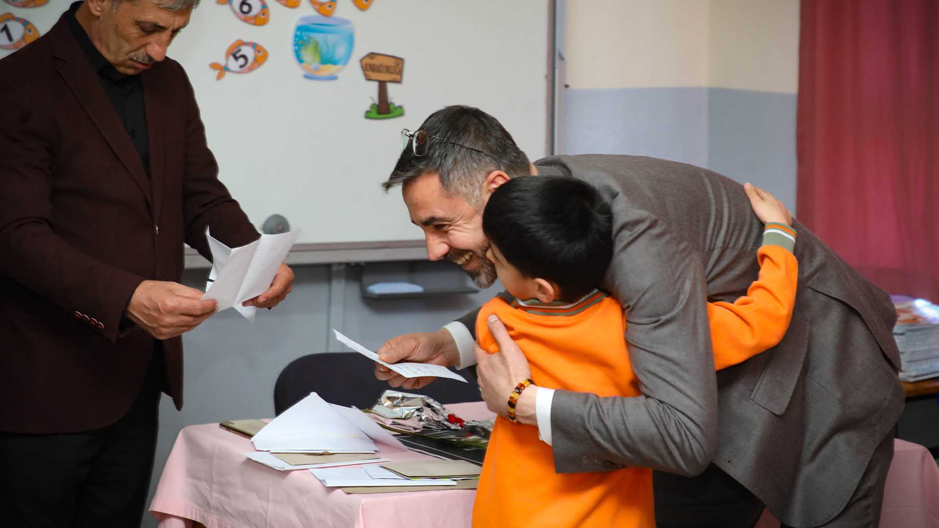 Bitlis Belediye Başkanı Tanğlay, Öğrencilerin Mektuplarıyla Duygulandı 2