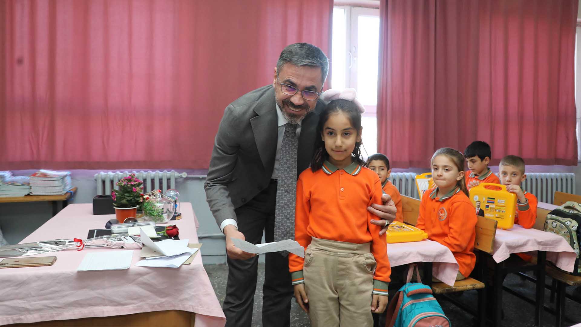 Bitlis Belediye Başkanı Tanğlay, Öğrencilerin Mektuplarıyla Duygulandı