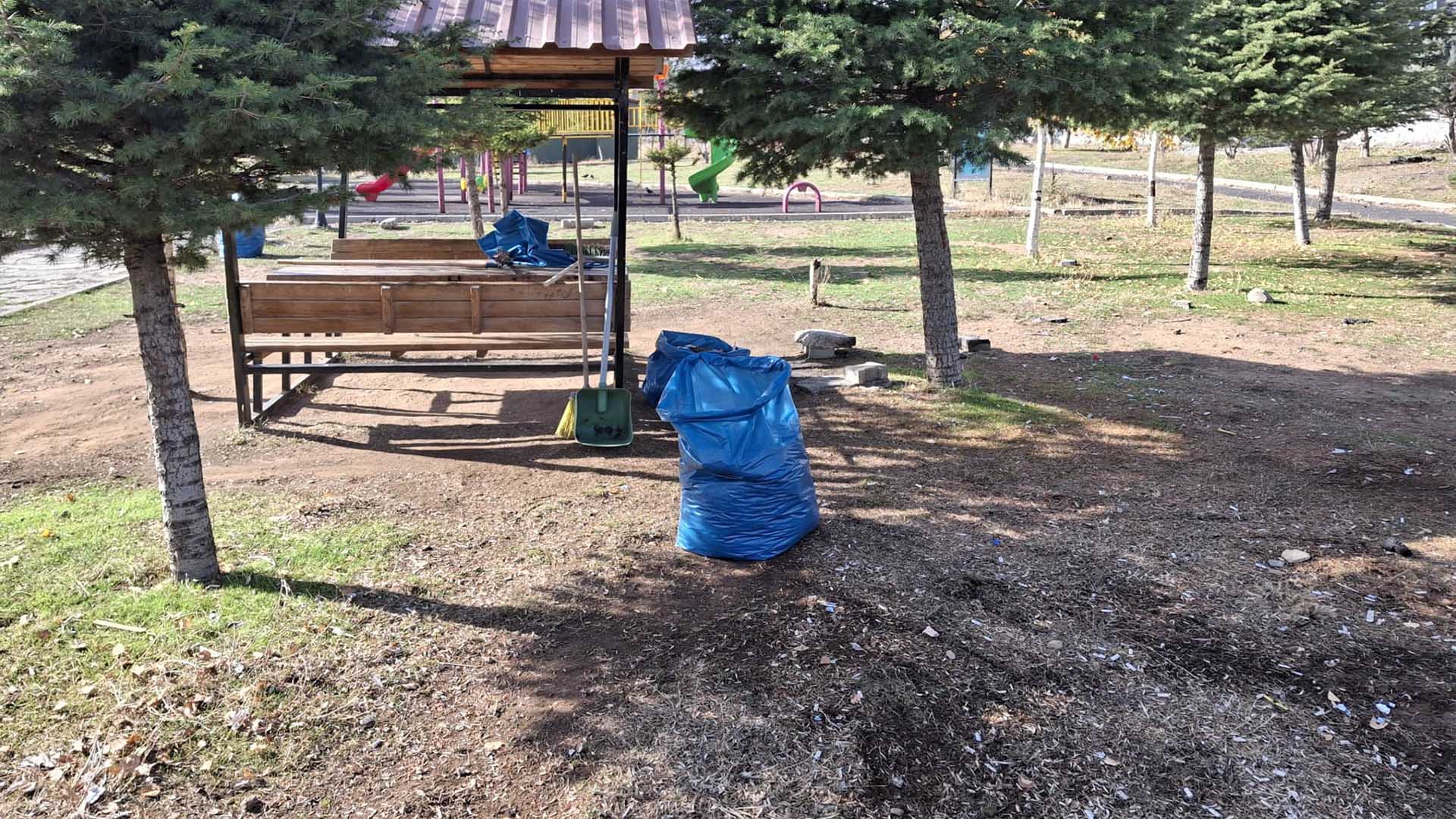 Bitlis Belediyesi'nden Toki̇ Parklarında Temizlik Seferberliği 1