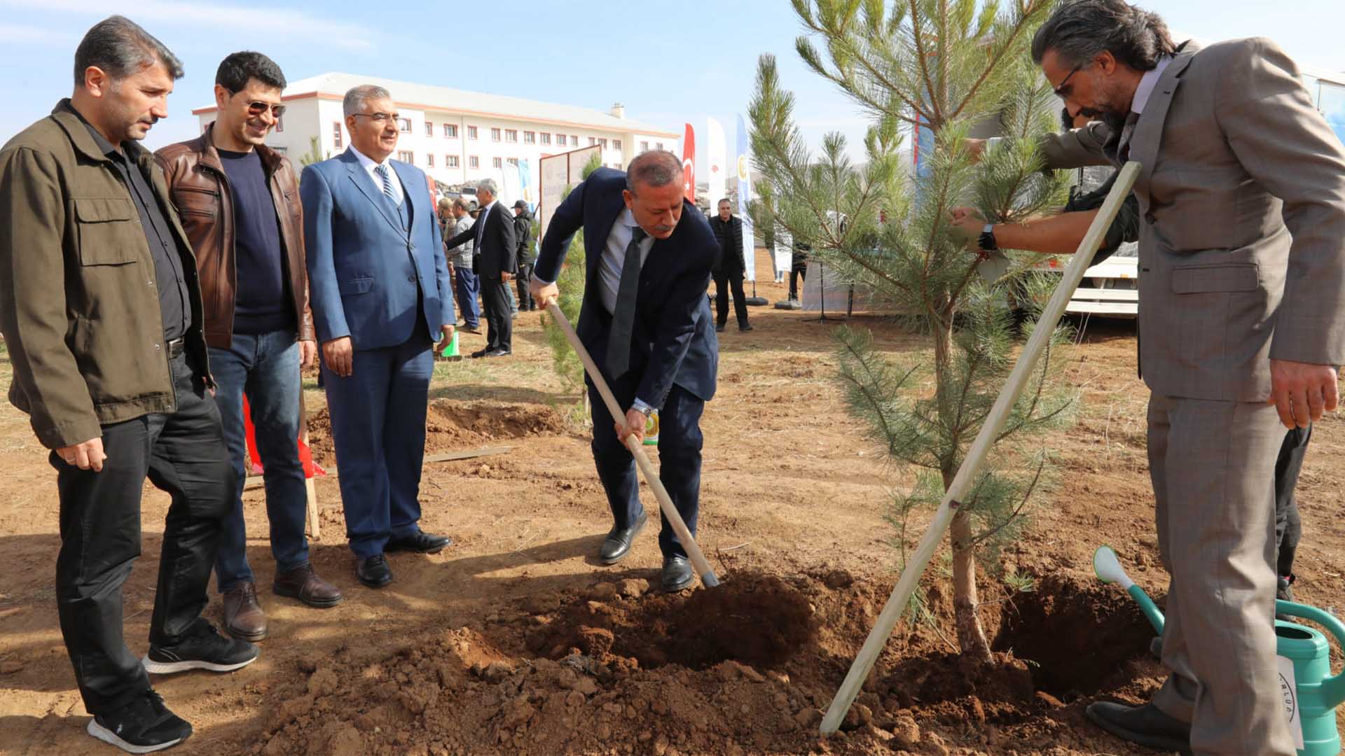 Bitlis Eren Üniversitesi’nden Geleceğe Nefes, Fidanlar Toprakla Buluştu 1