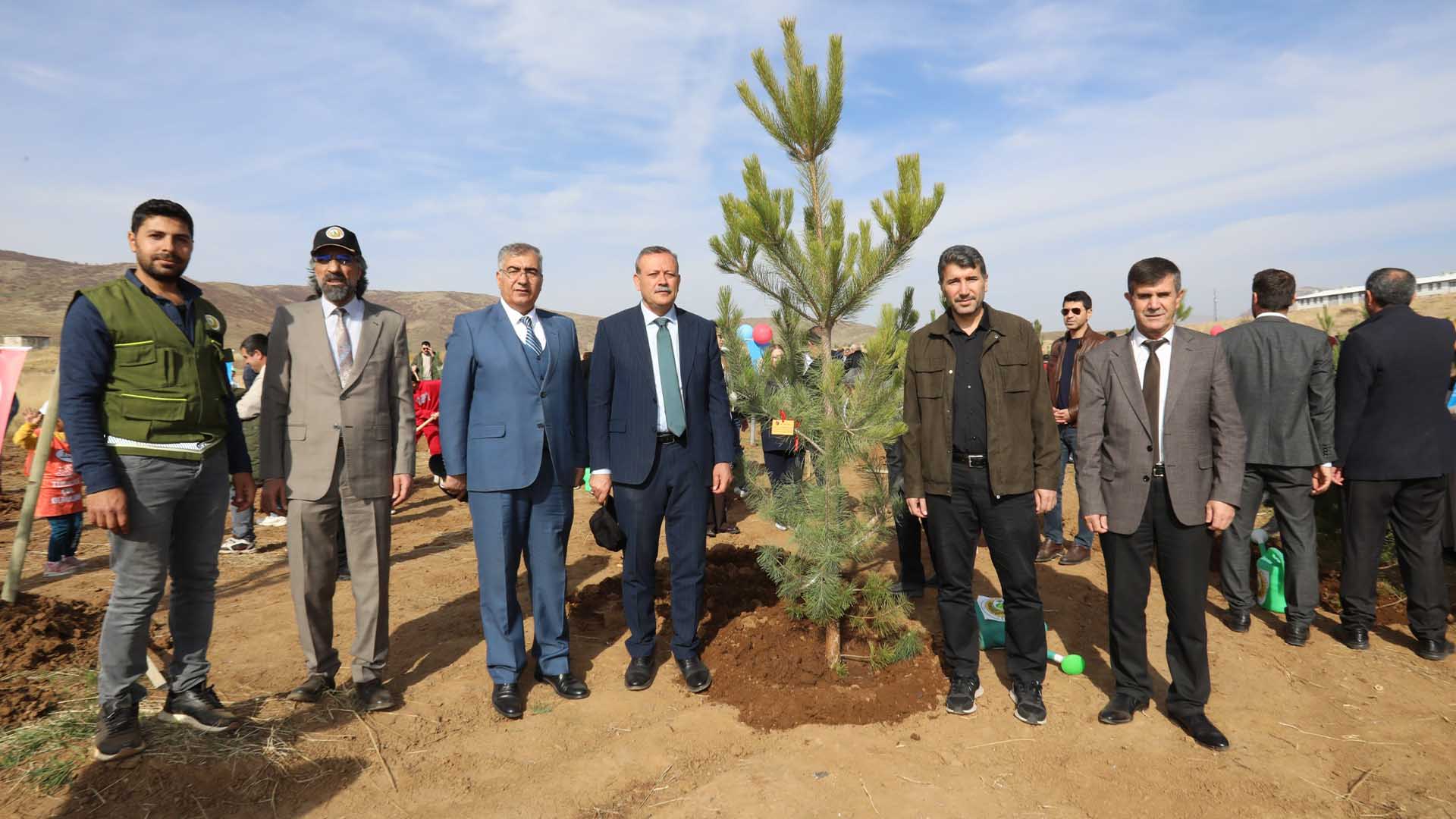 Bitlis Eren Üniversitesi’nden Geleceğe Nefes, Fidanlar Toprakla Buluştu 2
