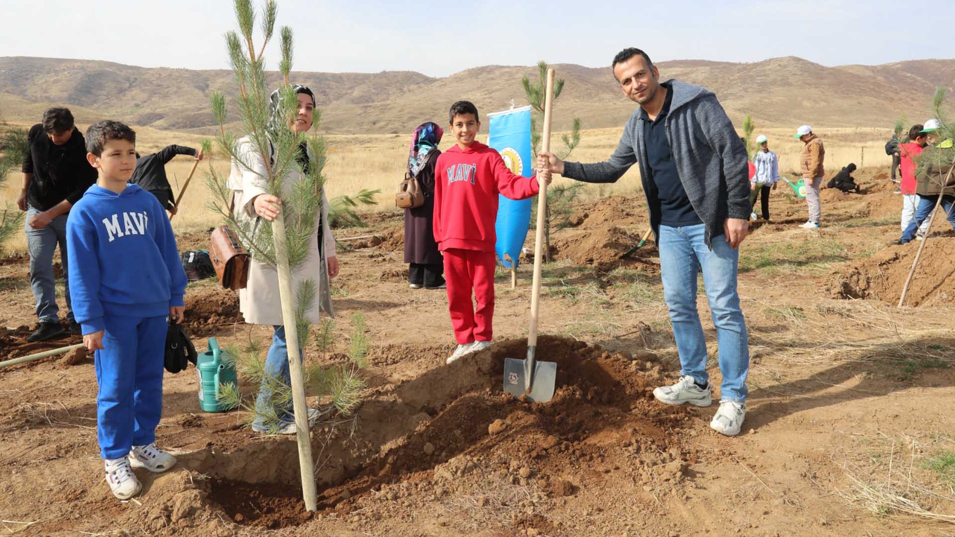 Bitlis Eren Üniversitesi’nden Geleceğe Nefes, Fidanlar Toprakla Buluştu 4