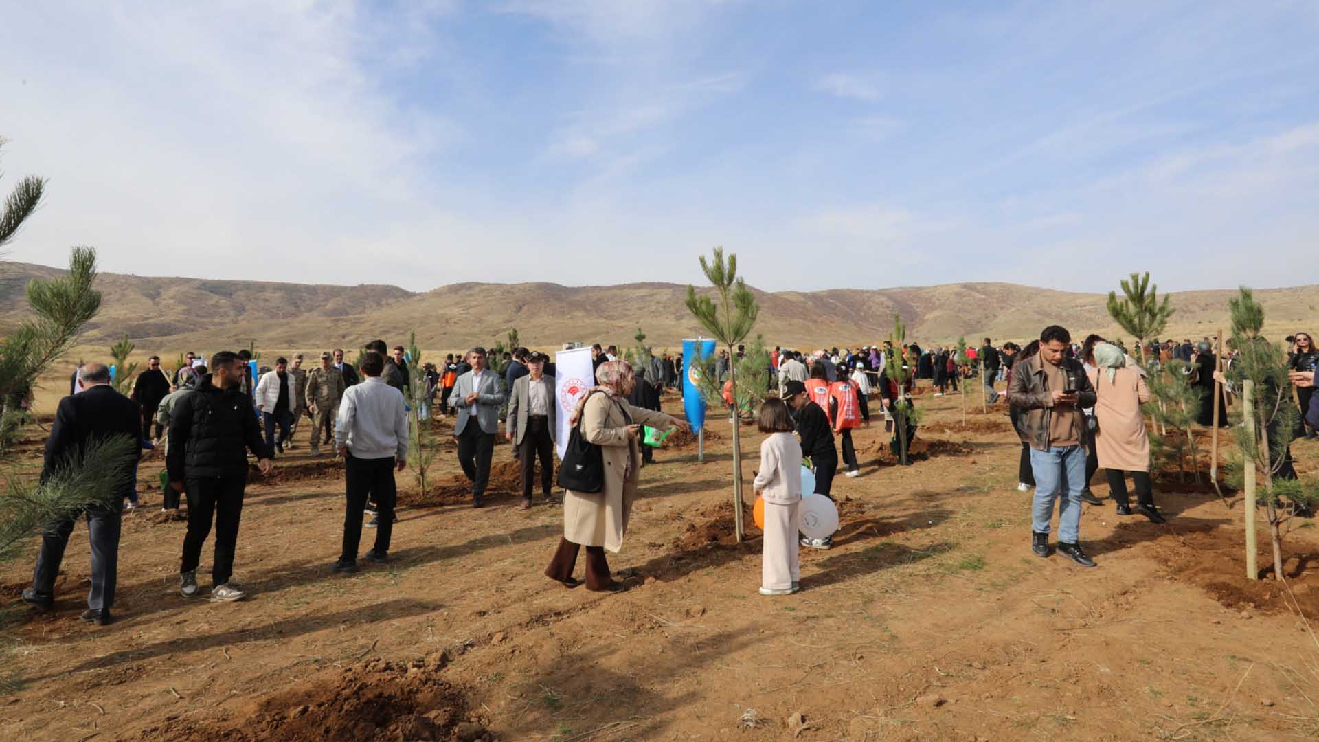Bitlis Eren Üniversitesi’nden Geleceğe Nefes, Fidanlar Toprakla Buluştu 5