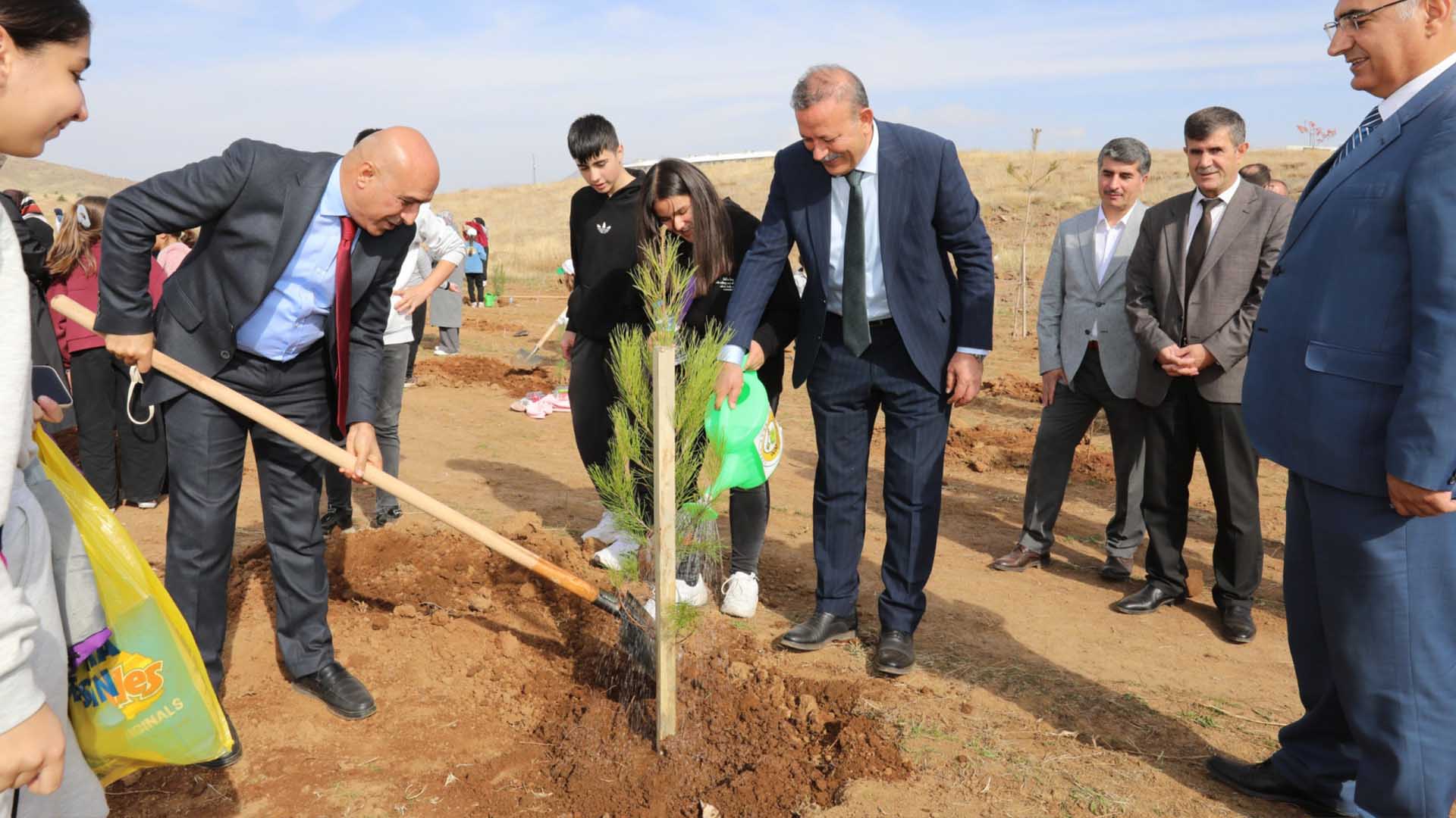 Bitlis Eren Üniversitesi’nden Geleceğe Nefes, Fidanlar Toprakla Buluştu 6