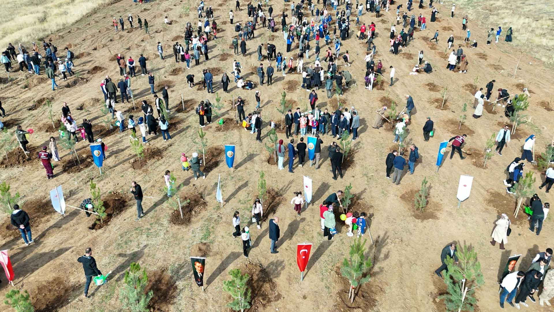 Bitlis Eren Üniversitesi’nden Geleceğe Nefes, Fidanlar Toprakla Buluştu 8