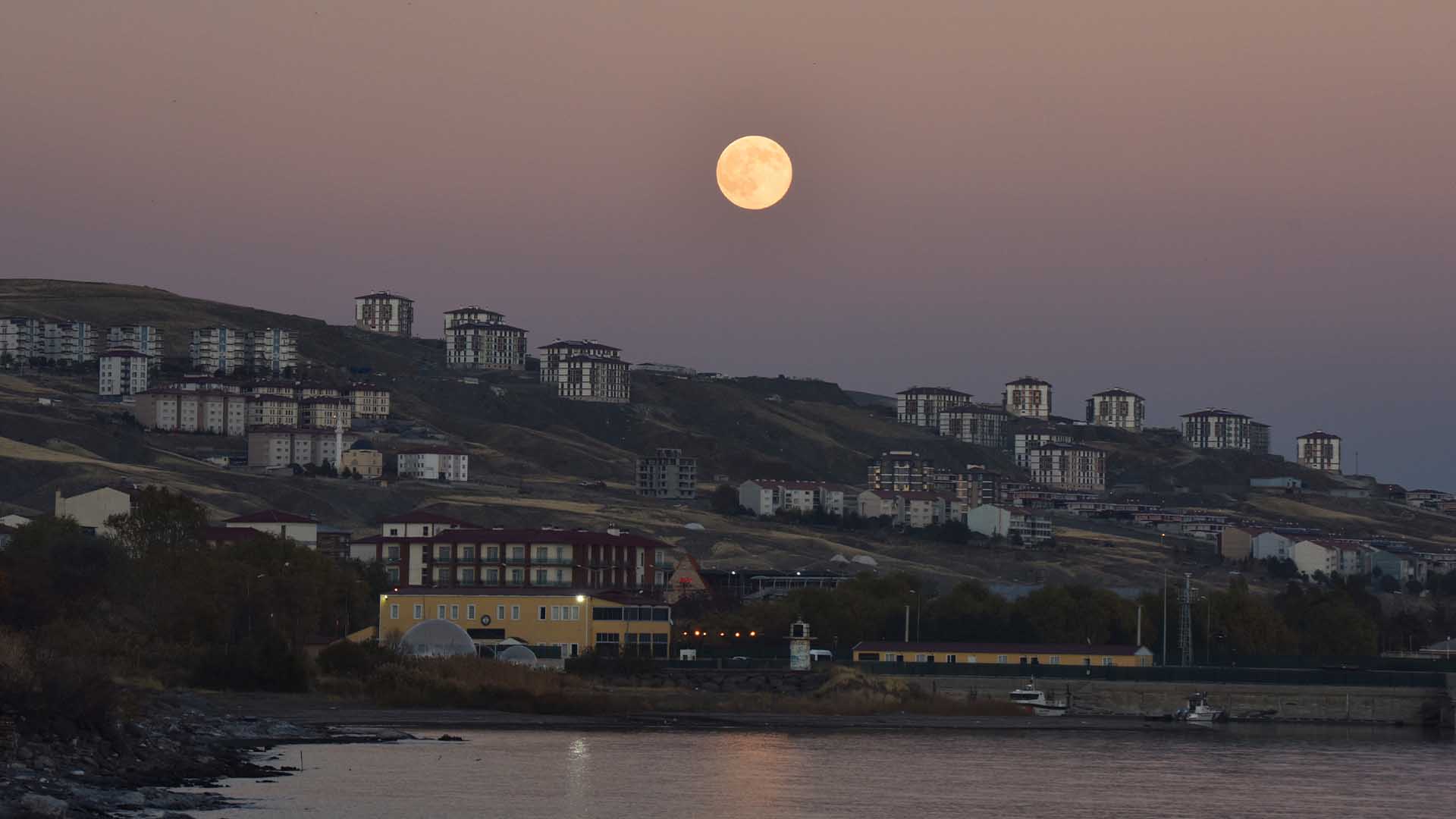 Bitlis'te “Kunduz Süper Ay” Görsel Şölen Oluşturdu 3