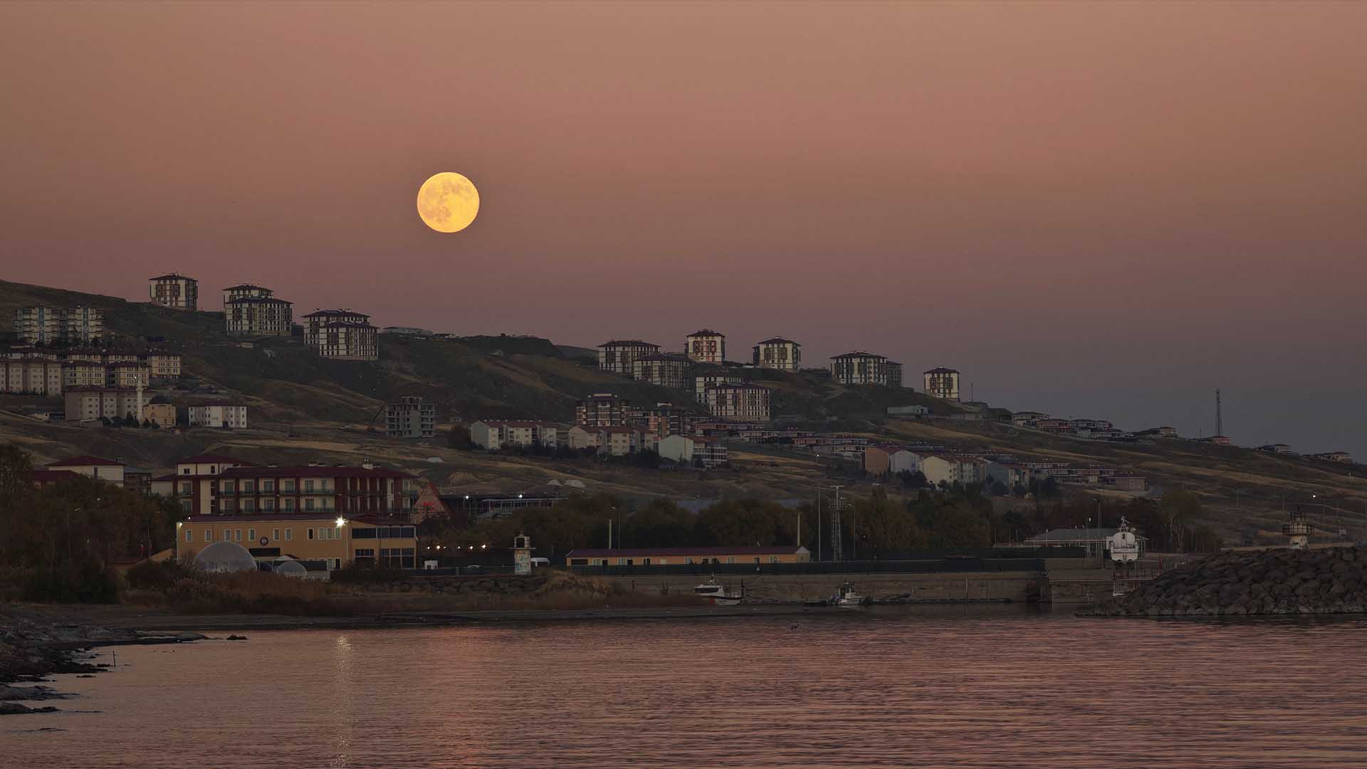 Bitlis'te “Kunduz Süper Ay” Görsel Şölen Oluşturdu