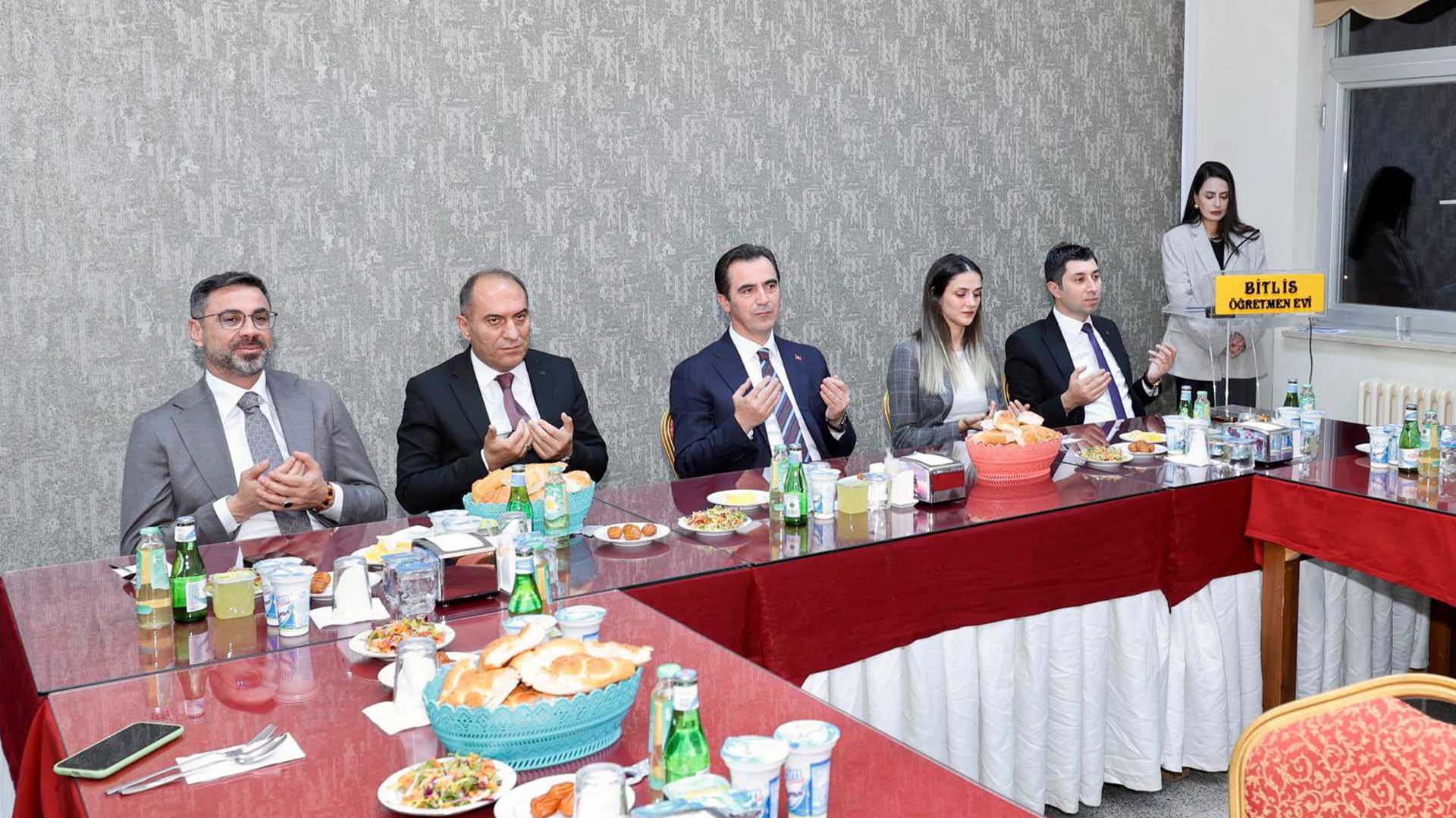 Bitlis'te Öğretmenler Yemekte Buluştu