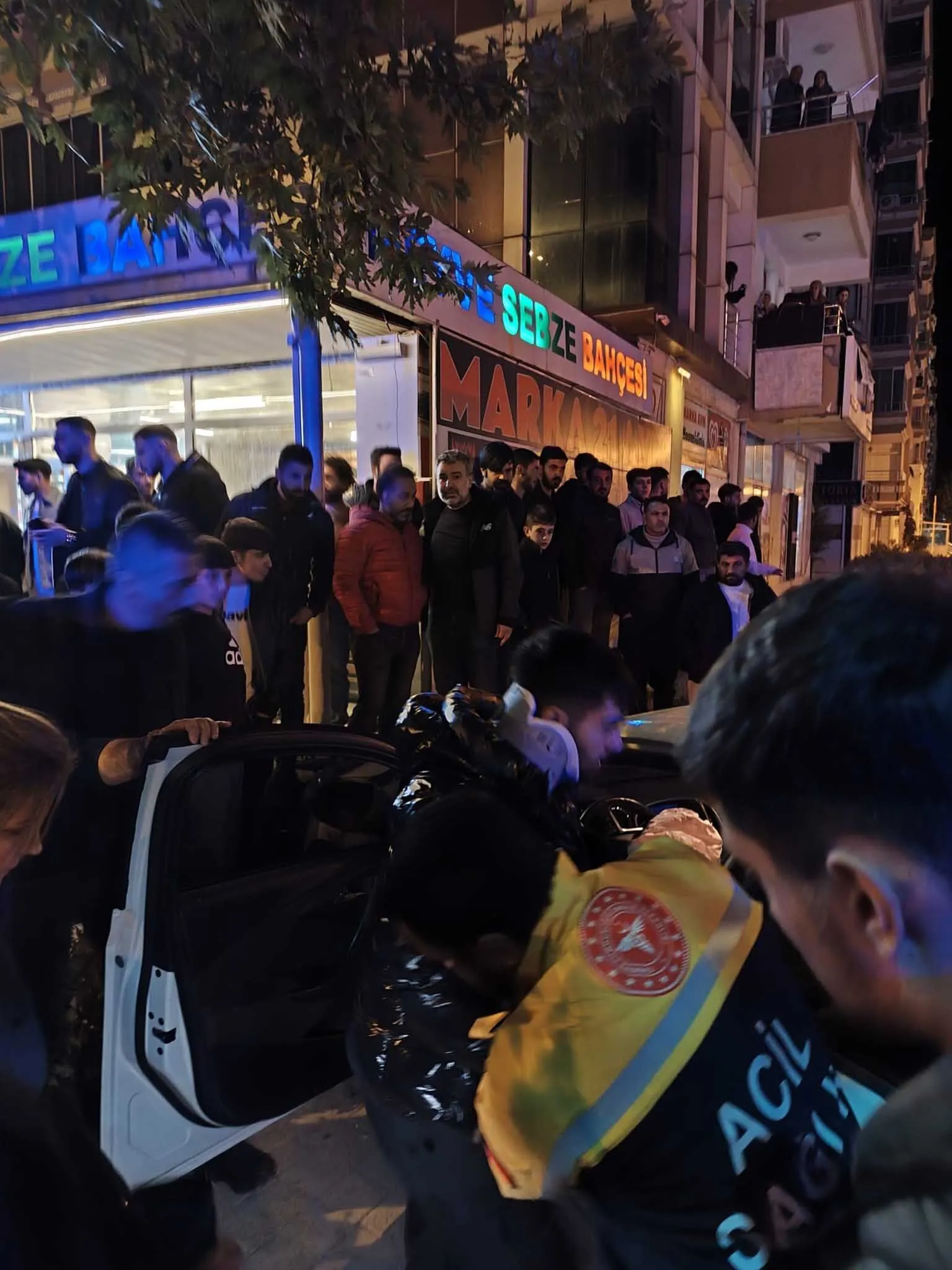 Diyarbakirda Otomobil Is Yeri Merdivenine Carpti 4 Yarali 1