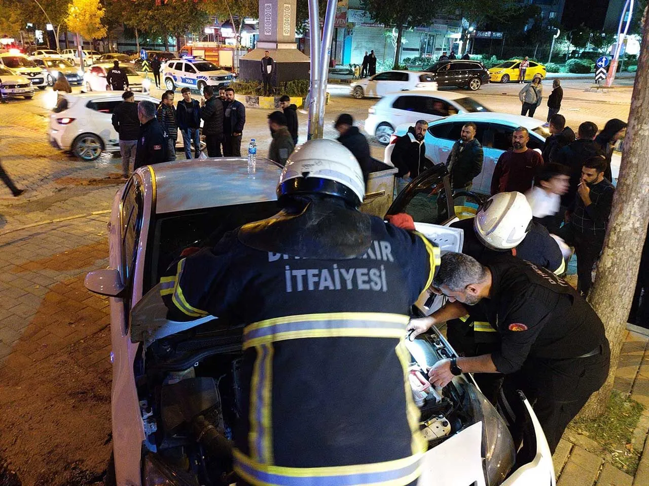 Diyarbakirda Otomobil Is Yeri Merdivenine Carpti 4 Yarali 2