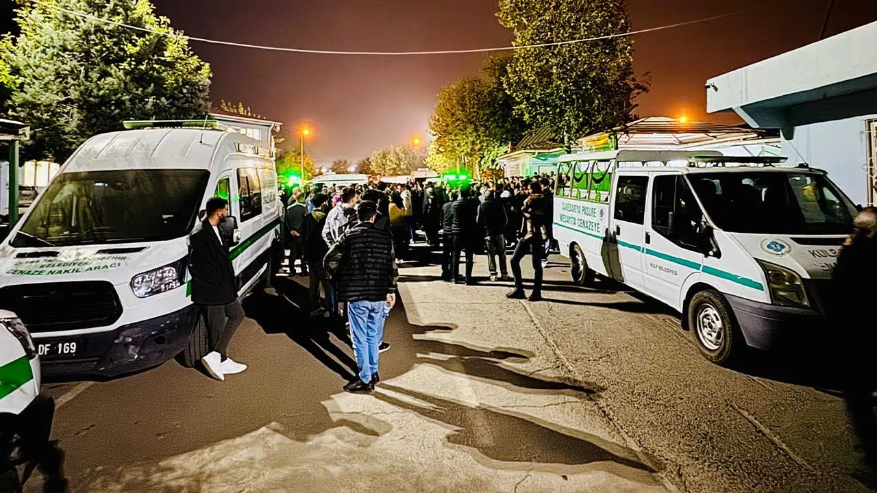 Diyarbakirda Viyaduk Faciasinda Hayatini Kaybeden Iscilerin Cenazesi Topraga Verildi 2