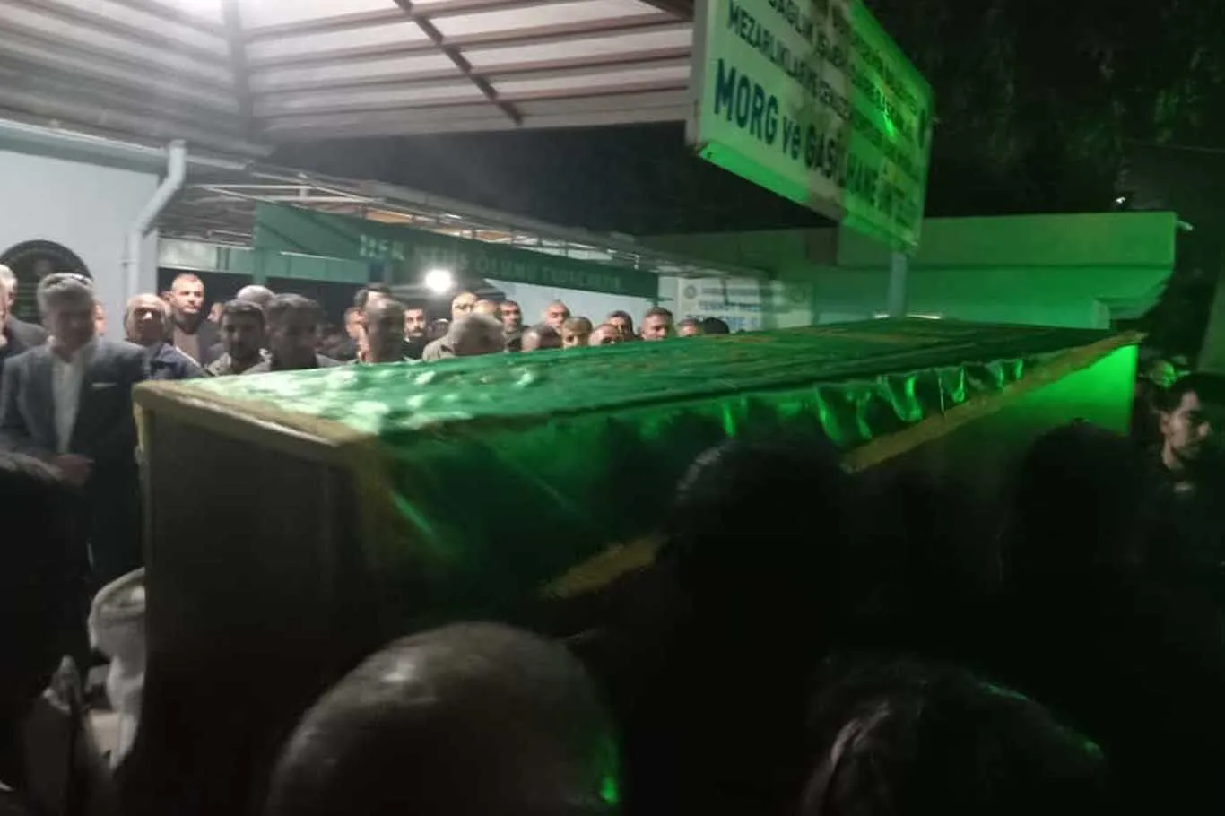 Diyarbakirda Viyaduk Faciasinda Hayatini Kaybeden Iscilerin Cenazesi Topraga Verildi 4