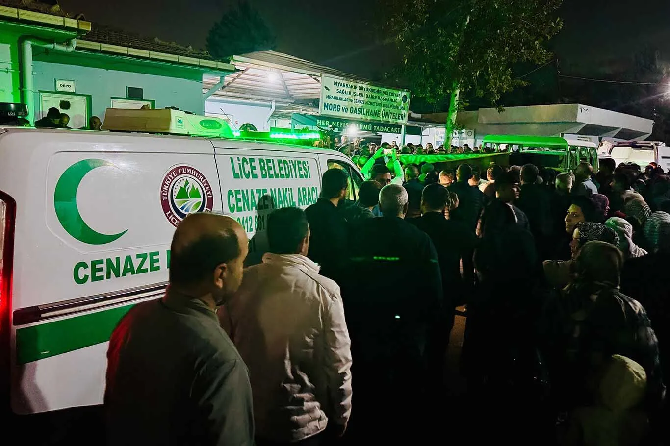 Diyarbakirda Viyaduk Faciasinda Hayatini Kaybeden Iscilerin Cenazesi Topraga Verildi 5