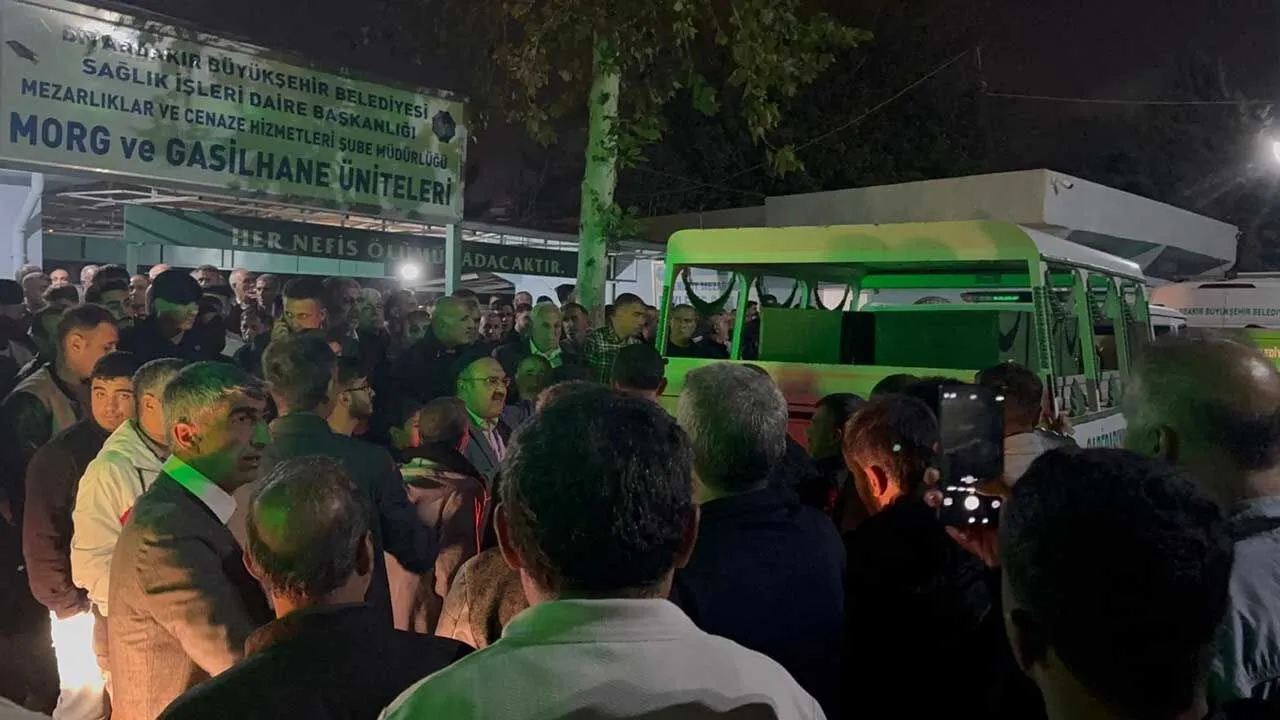 Diyarbakirda Viyaduk Faciasinda Hayatini Kaybeden Iscilerin Cenazesi Topraga Verildi 7