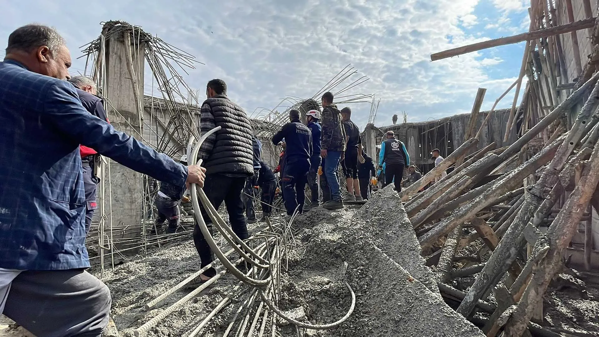 Insaatta Beton Dokumu Sirasinda Gocuk 16 Yasindaki 2 Isci Oldu 3 Yarali 4