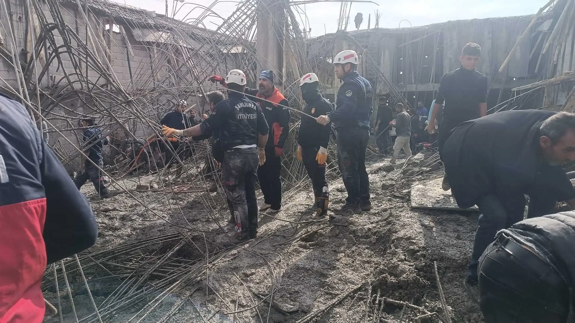 Insaatta Beton Dokumu Sirasinda Gocuk 16 Yasindaki 2 Isci Oldu 3 Yarali 5