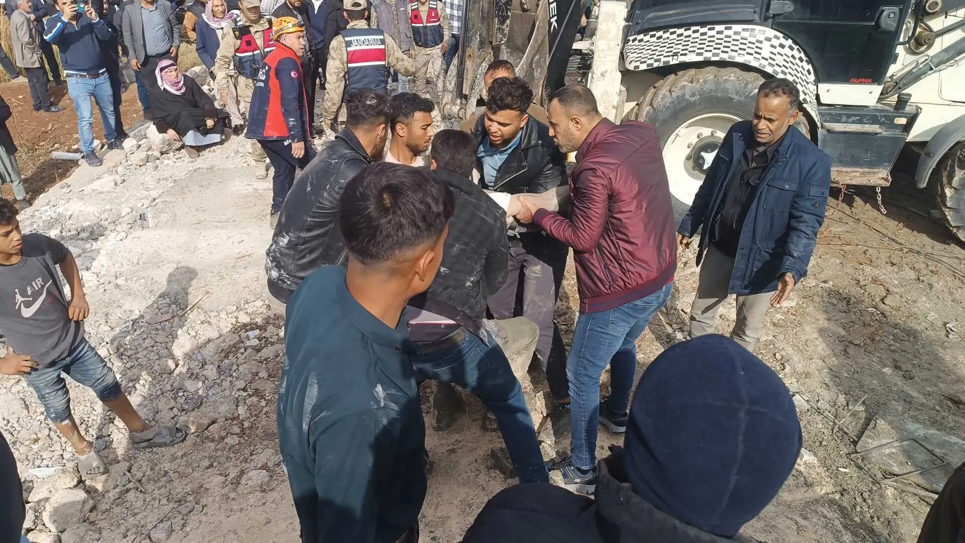 Insaatta Beton Dokumu Sirasinda Gocuk 16 Yasindaki 2 Isci Oldu 3 Yarali 8