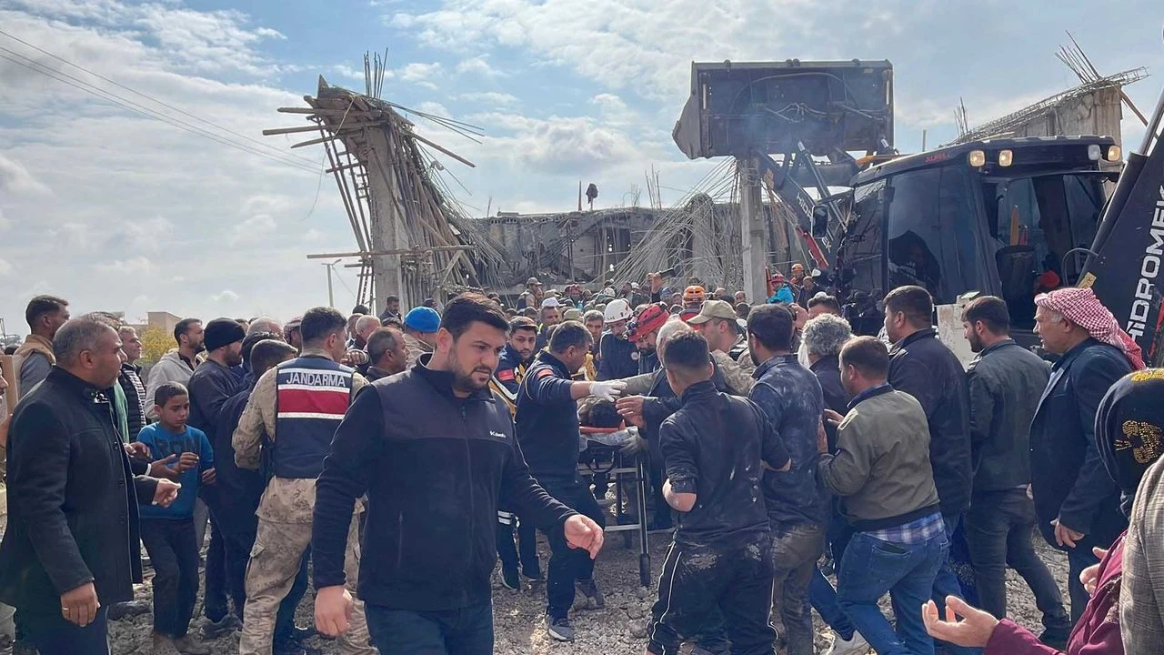 Insaatta Beton Dokumu Sirasinda Gocuk 16 Yasindaki 2 Isci Oldu 3 Yarali