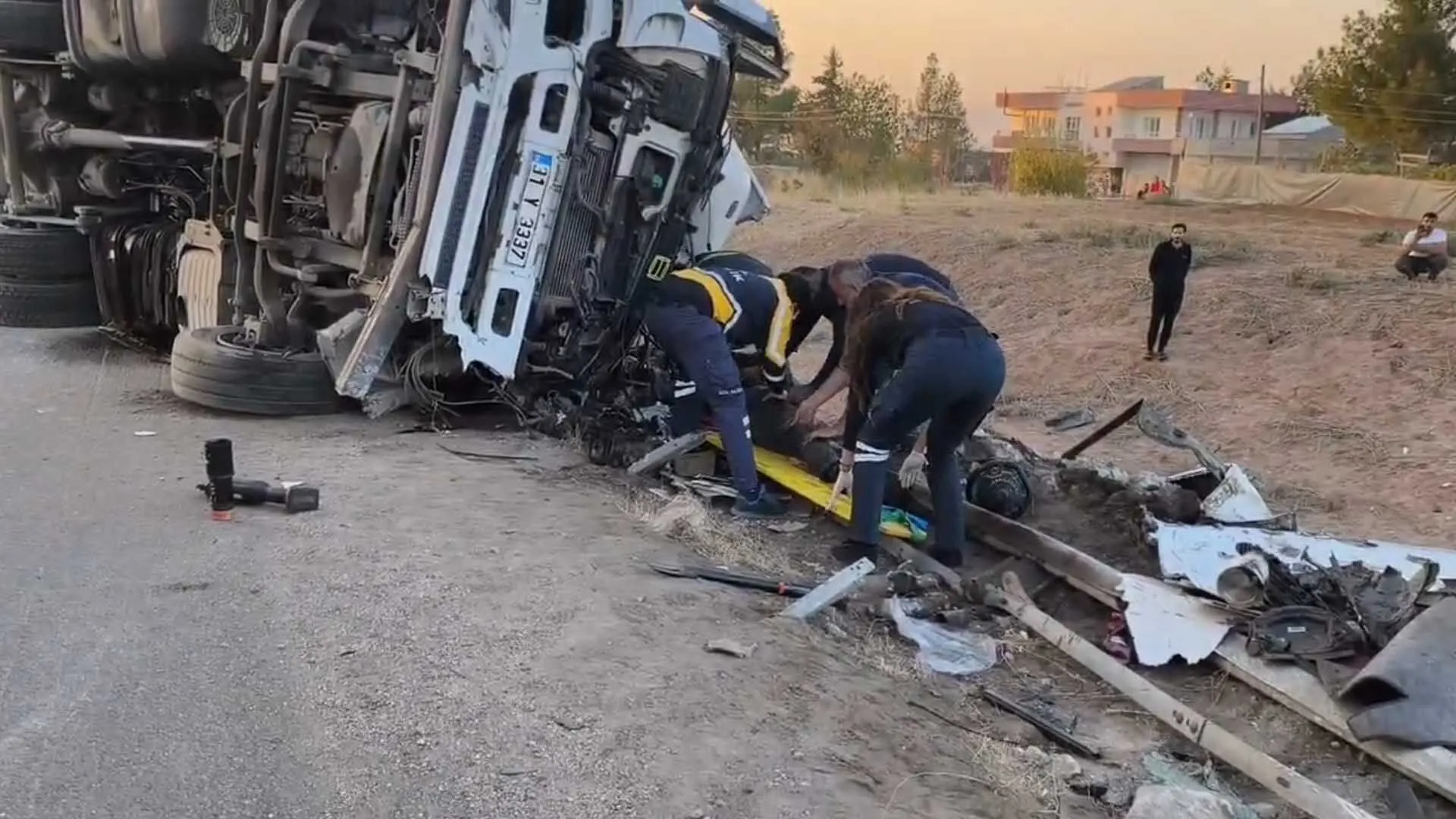 Kazaya Yardima Giden Genclere Arac Carpti 1 Olu 2 Yarali 4