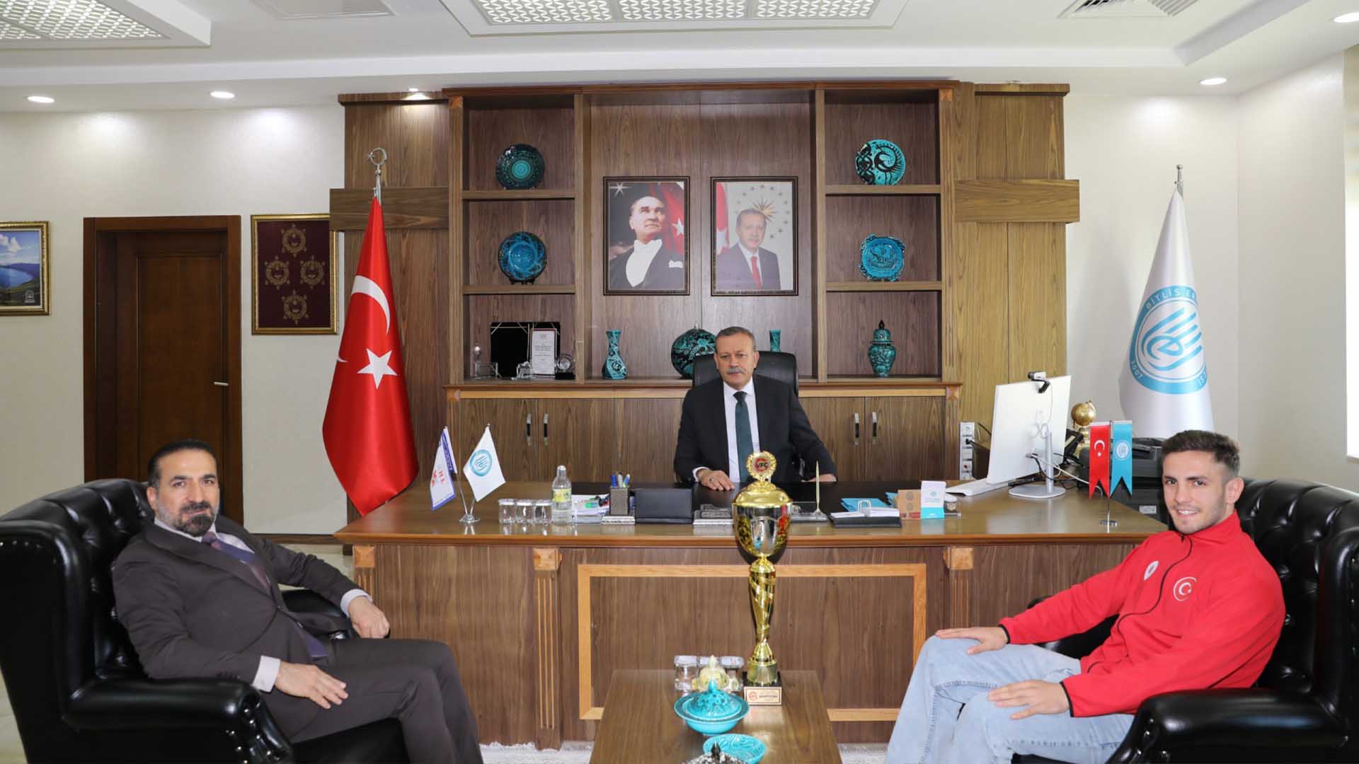 Rektör Elmastaş, Kick Boks Şampiyonu Öğrenciyi Makamında Ağırladı 1