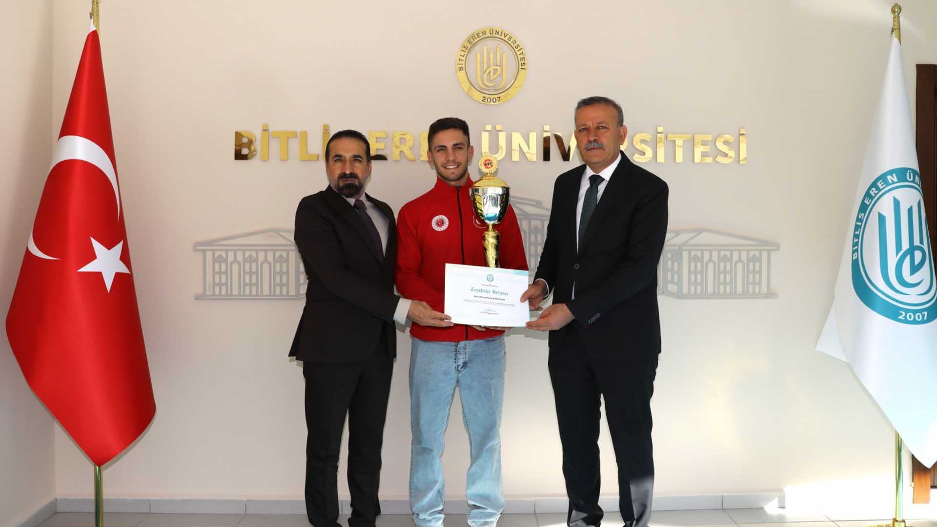 Rektör Elmastaş, Kick Boks Şampiyonu Öğrenciyi Makamında Ağırladı 2