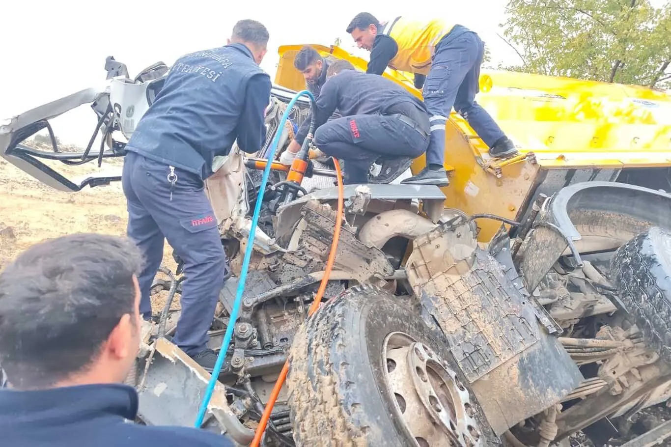 Siverek Adiyaman Kara Yolunda 2 Kamyon Kafa Kafaya Carpisti 1 Olu 1 Agir Yarali 2