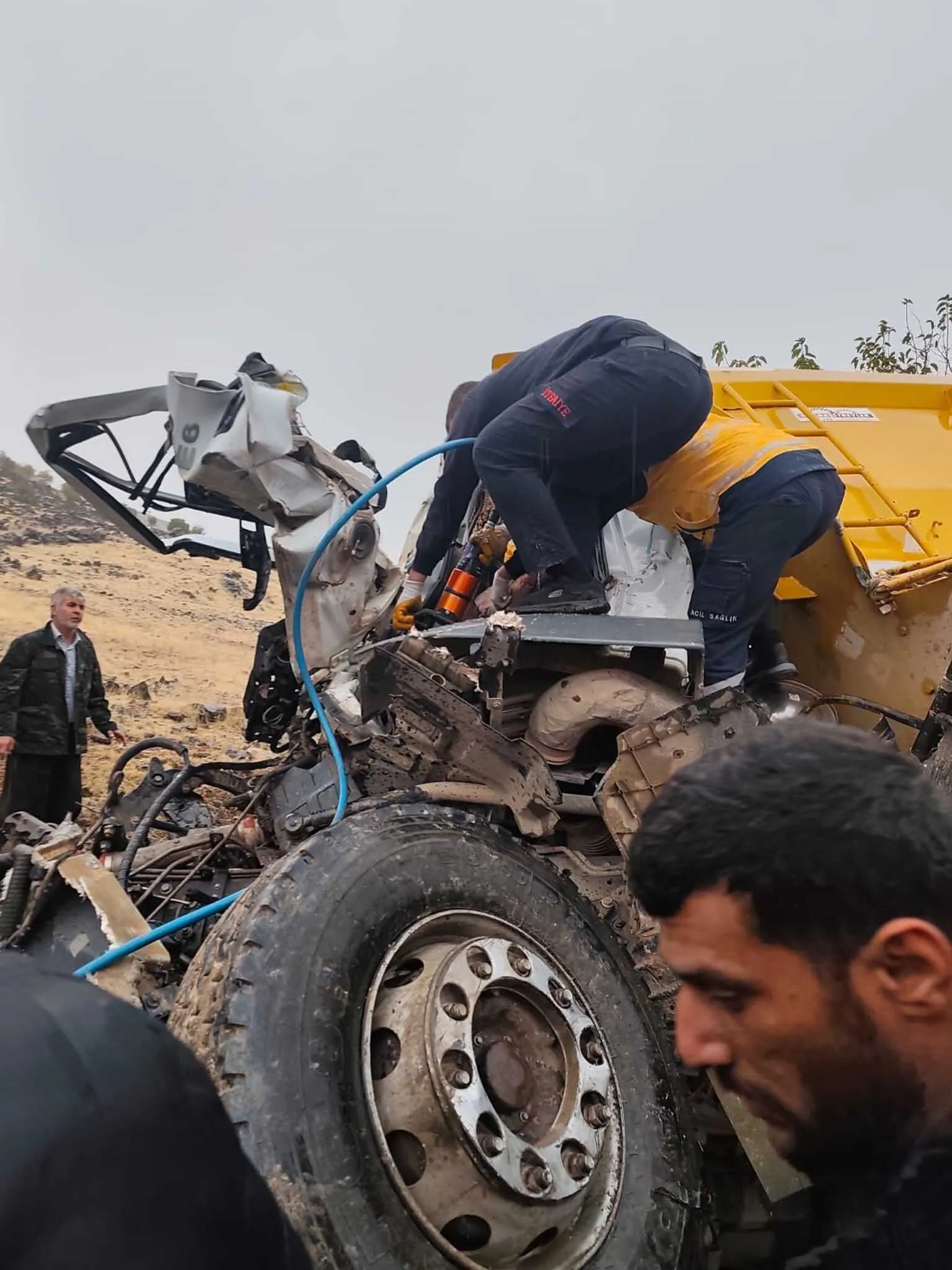 Siverek Adiyaman Kara Yolunda 2 Kamyon Kafa Kafaya Carpisti 1 Olu 1 Agir Yarali 3