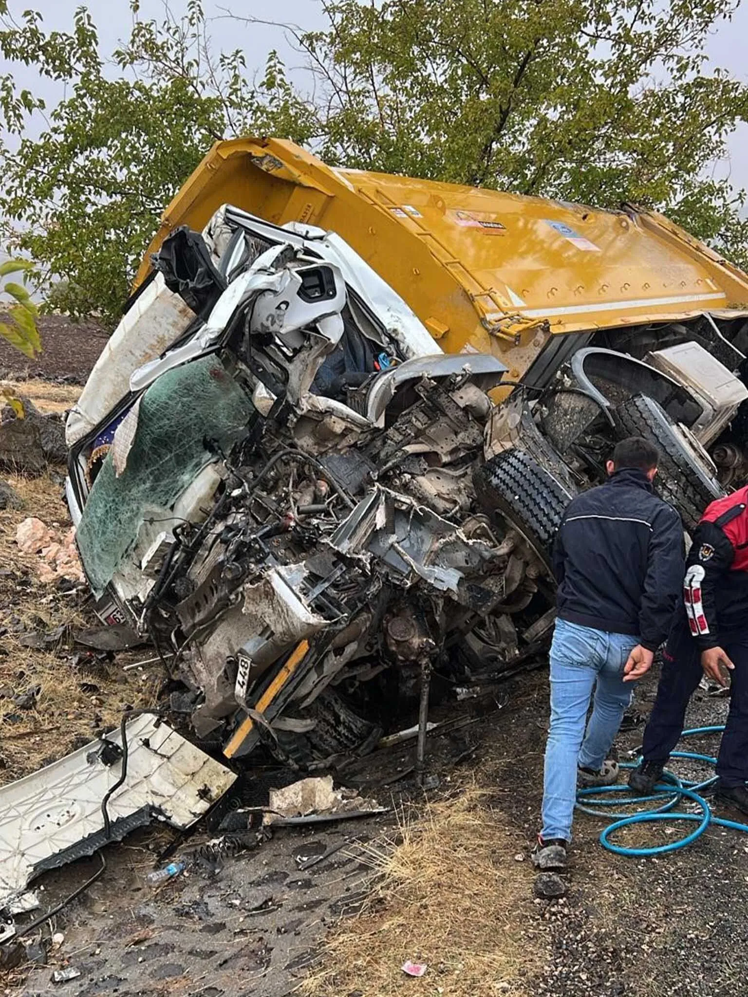 Siverek Adiyaman Kara Yolunda 2 Kamyon Kafa Kafaya Carpisti 1 Olu 1 Agir Yarali 4