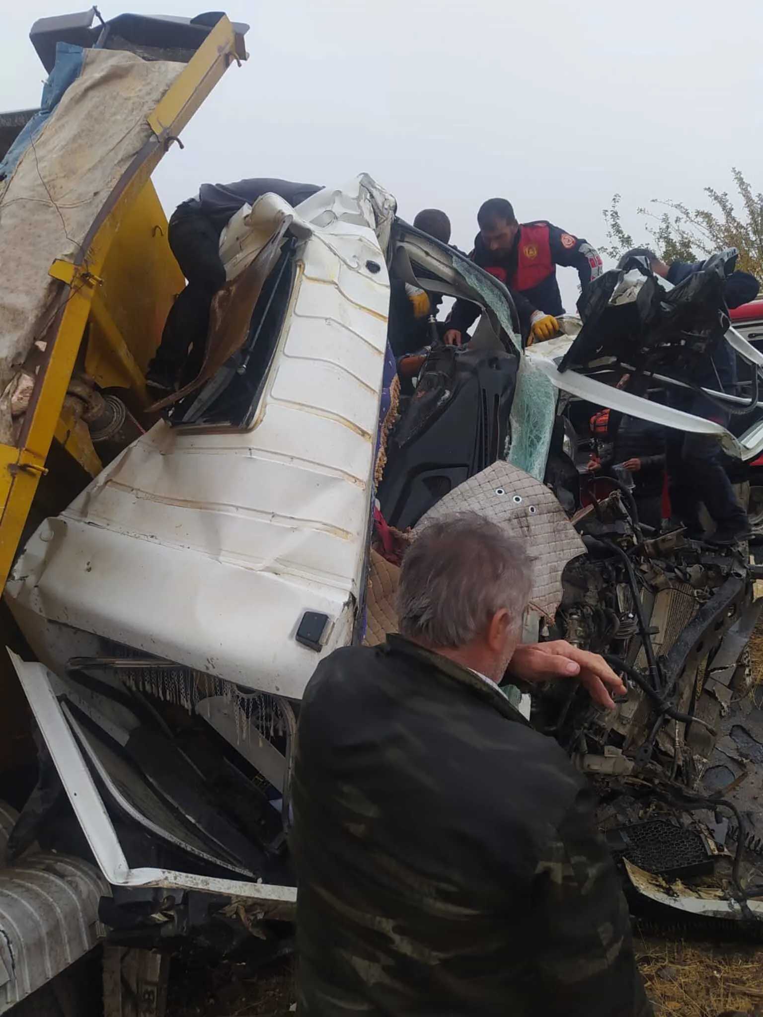 Siverek Adiyaman Kara Yolunda 2 Kamyon Kafa Kafaya Carpisti 1 Olu 1 Agir Yarali 5