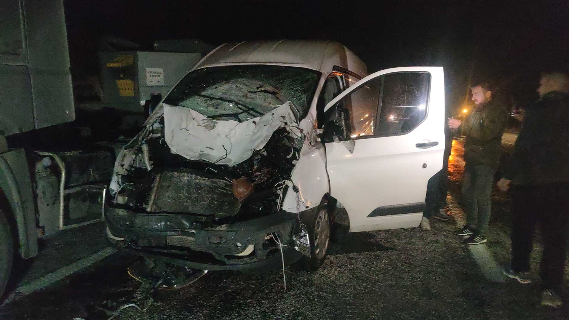 Van Bitlis Yolunda İneğe Çarpan Minibüs Ve Otomobil Kaza Yaptı 3