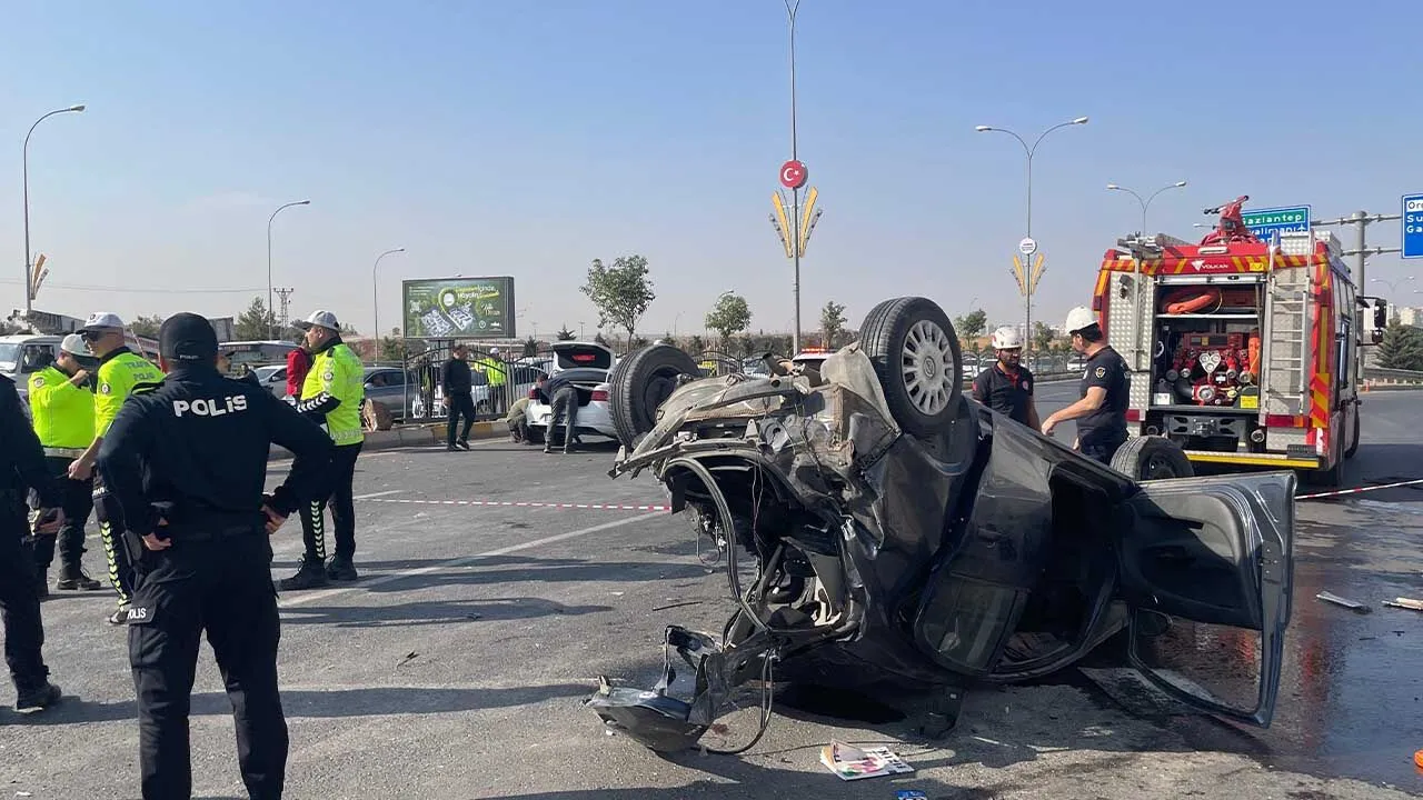 Zincirleme Trafik Kazasinda 2 Kisi Oldu 2 Kisi Yaralandi 3