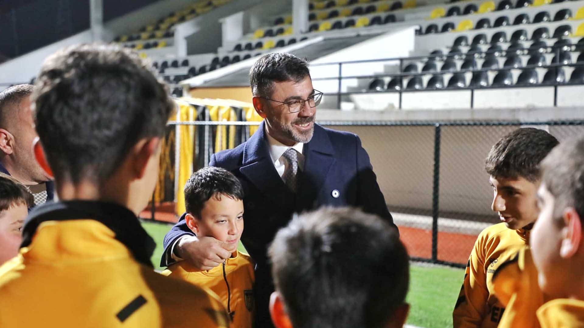 Başkan Tanğlay, Bitlis Spor Altyapısında Yetişen Gençleri Ziyaret Etti