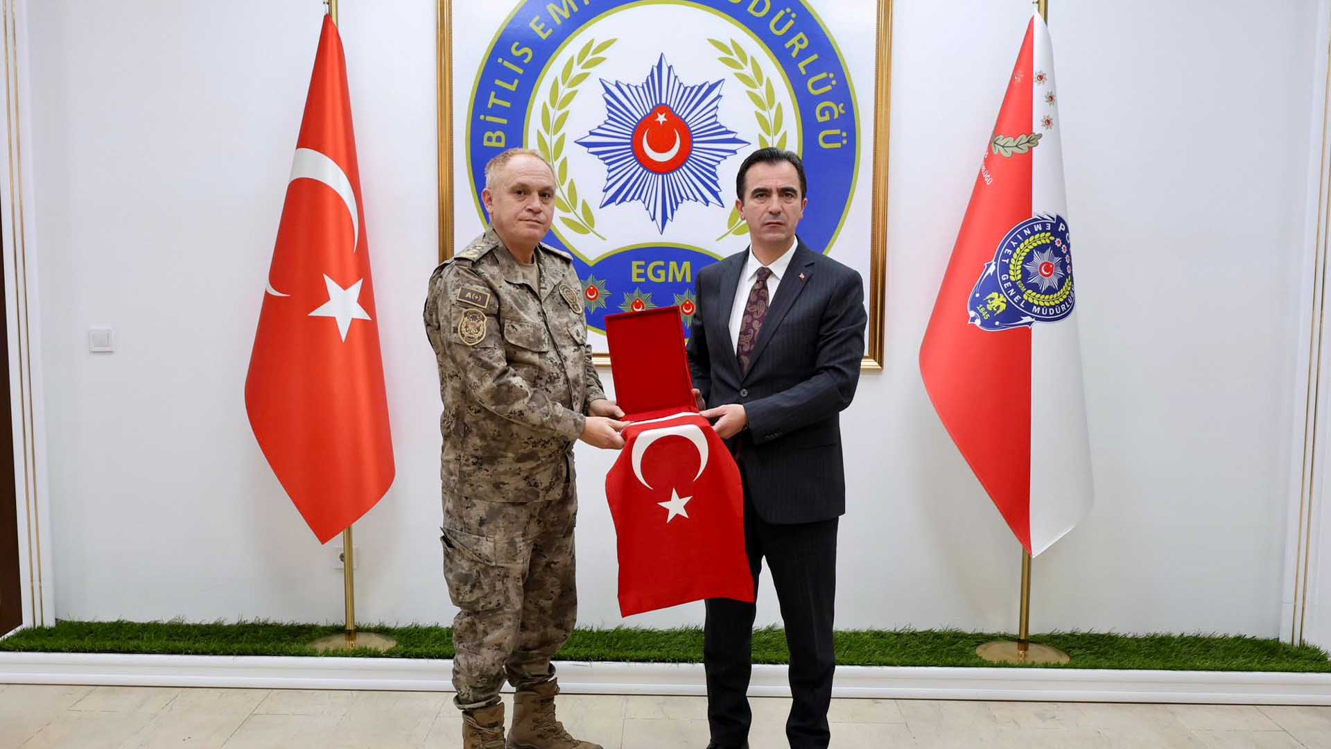 Bitlis Protokolünden Şehit Polisler İçin Taziye Ziyareti 1