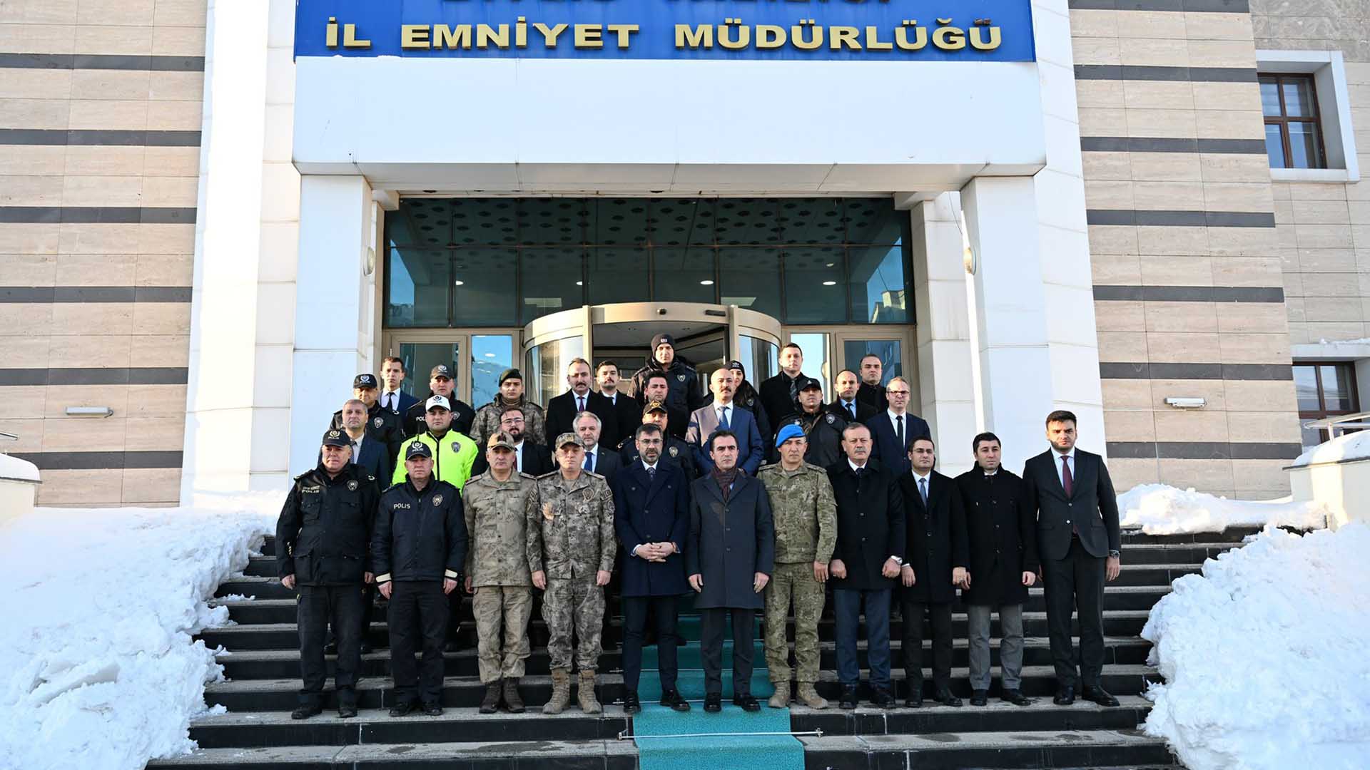 Bitlis Protokolünden Şehit Polisler İçin Taziye Ziyareti 4