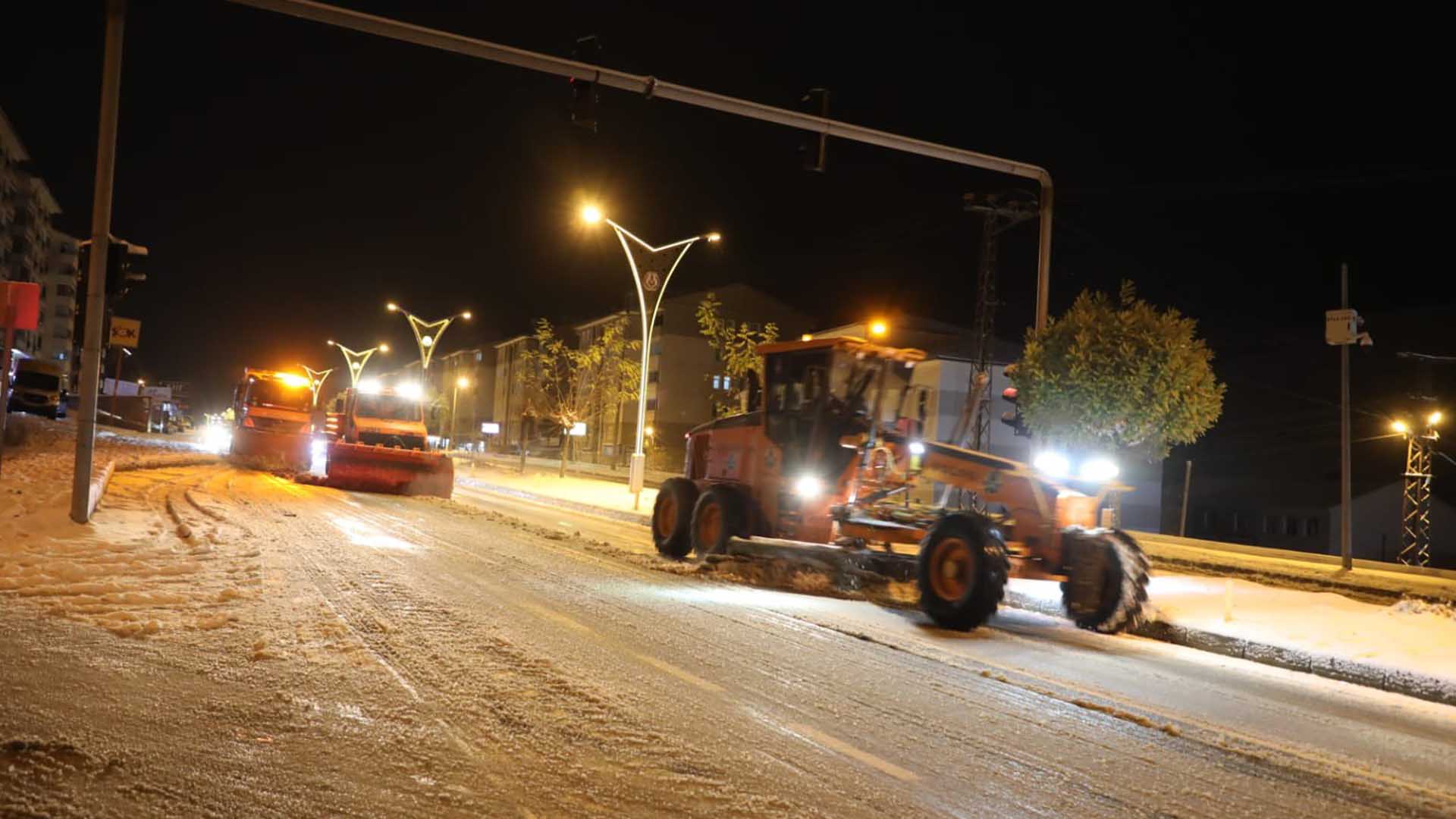 Bitlis’te Karla Mücadele Çalışmaları Aralıksız Sürüyor 3
