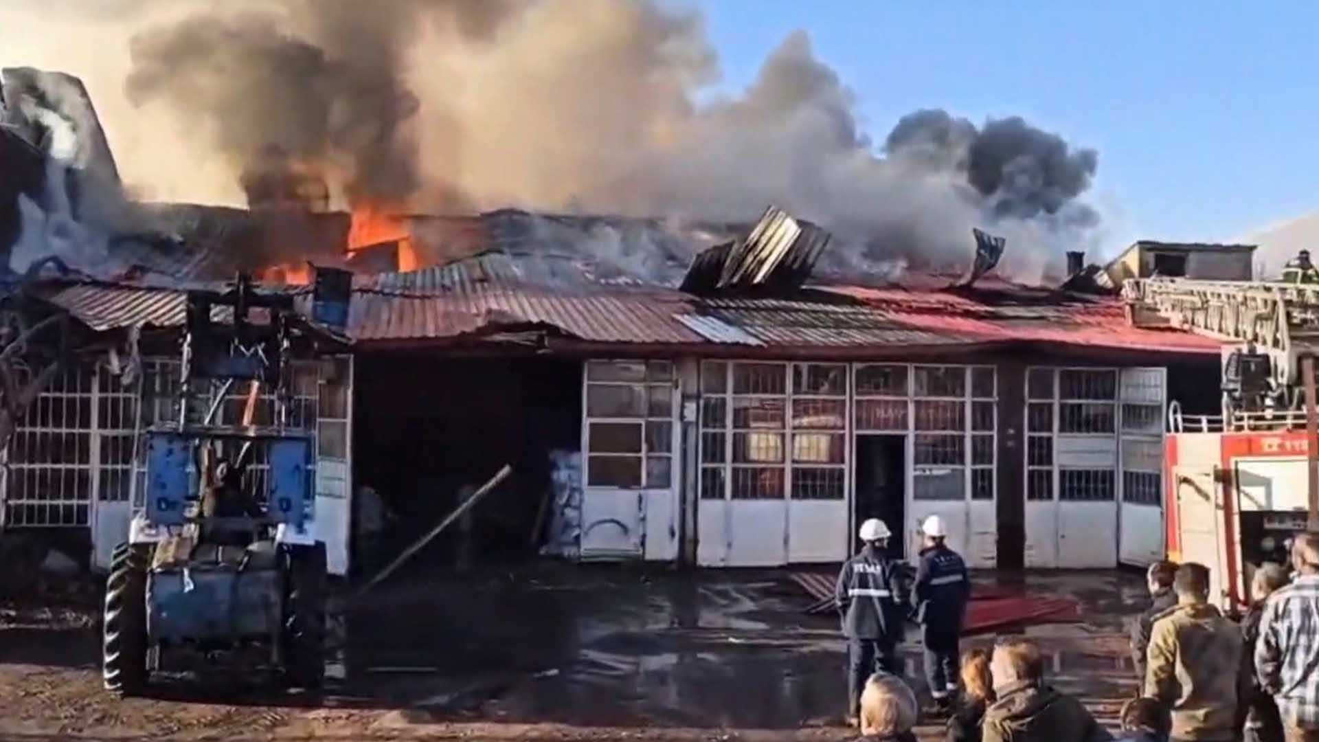 Bitlis'te Kereste Dükkanında Yangın Çıktı 1