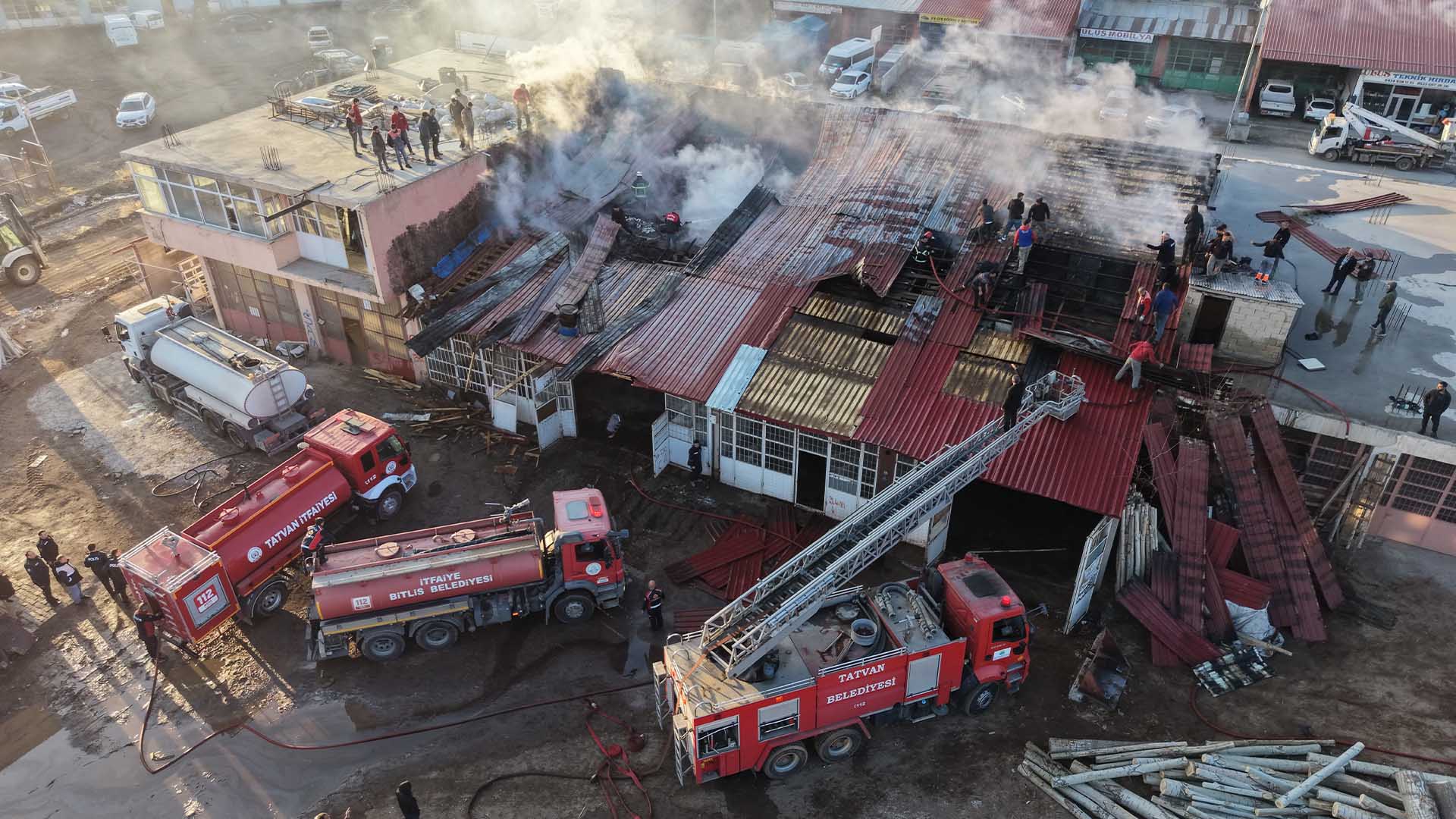 Bitlis'te Kereste Dükkanında Yangın Çıktı 2