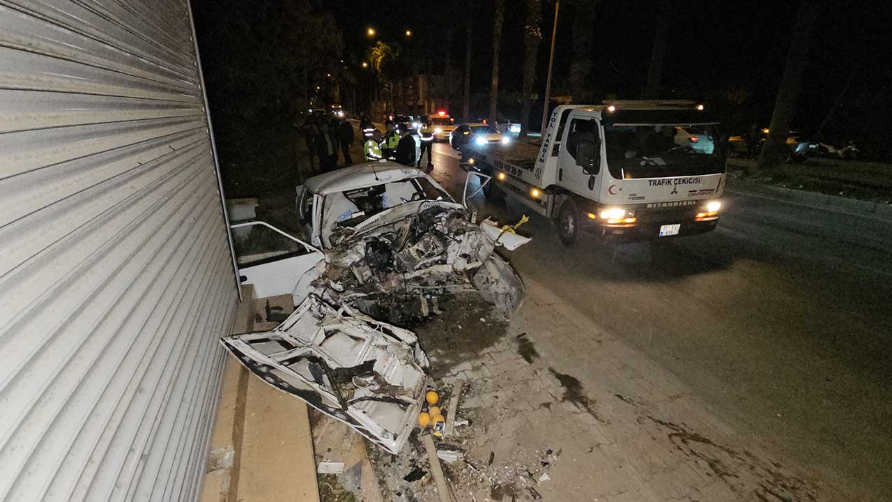 Cocuk Surucunun Kullandigi Otomobil Kamyonete Ve Duvara Carpti 1 Olu 1 Yarali 1