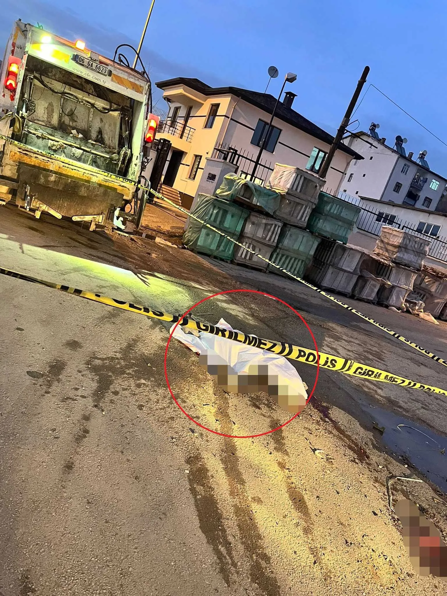 Cop Kamyonunun Altinda Kalan Belediye Iscisi Oldu 1